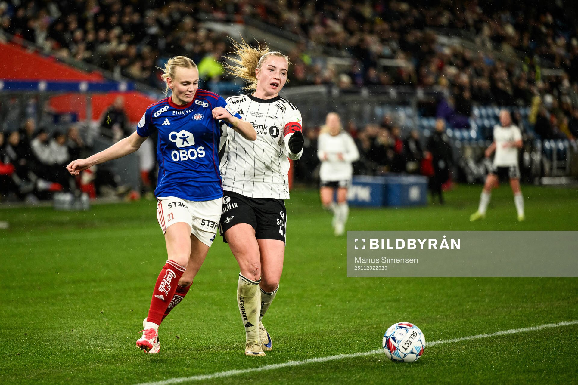 Karina Sævik of Vålerenga and Synne Aunehaugen of