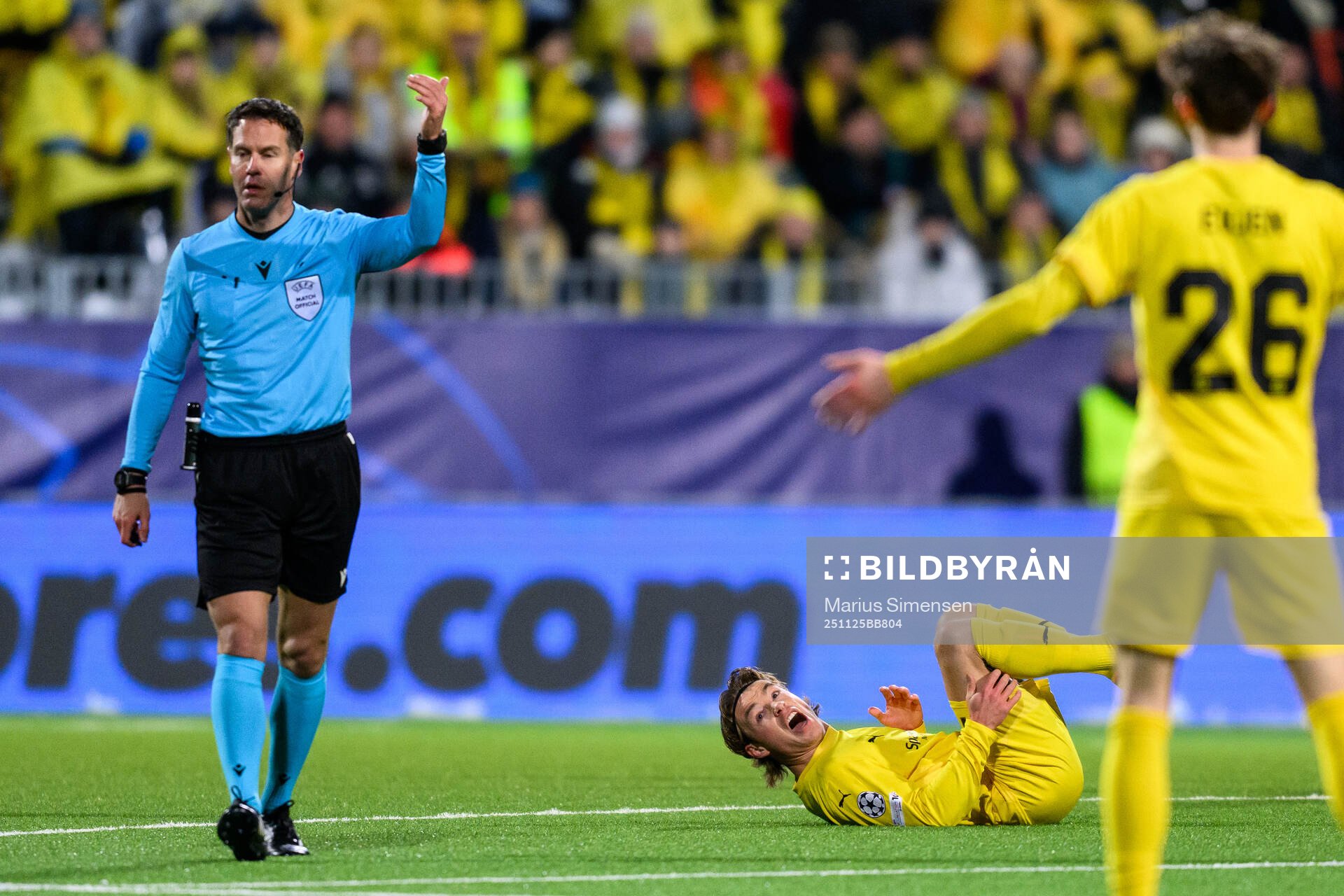 Patrick Berg of Bodø/Glimt reacts towards Danny Makkelie,