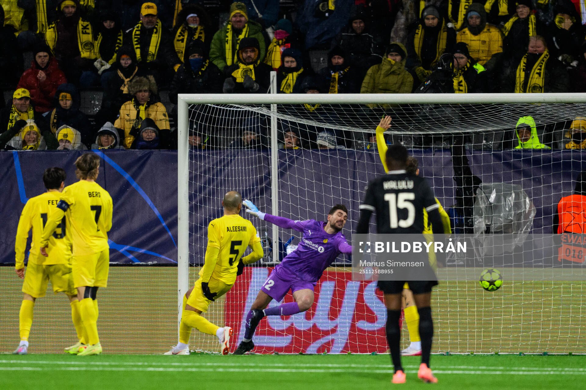 goalkeeper Nikita Haikin of Bodø/Glimt as Loïs Openda of