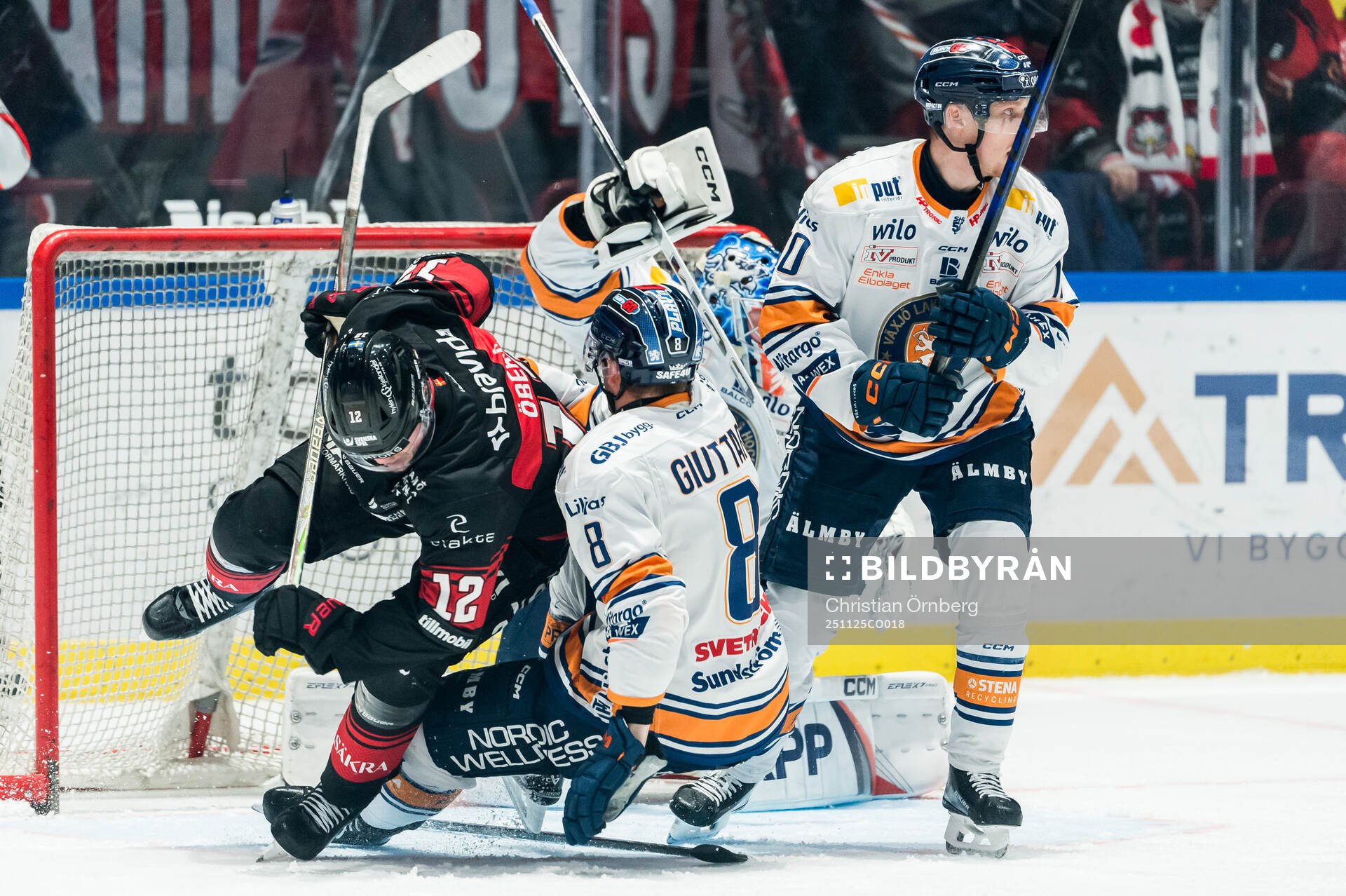 Malmö Redhawks Linus Öberg och Växjös Zachary Giuttari