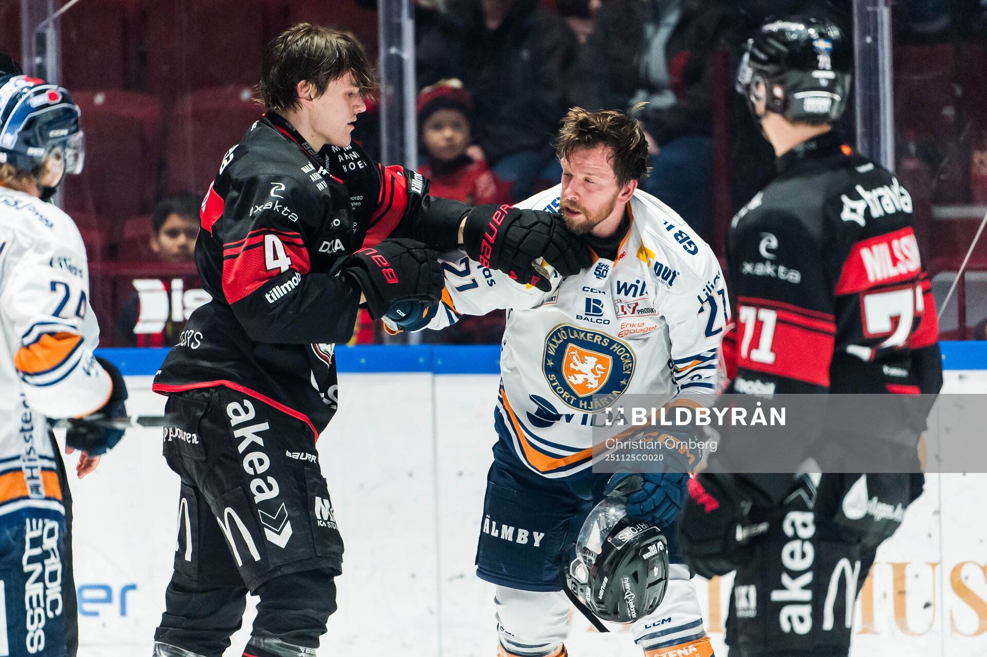Malmö Redhawks Martin Schreiber och Växjös Brian Cooper