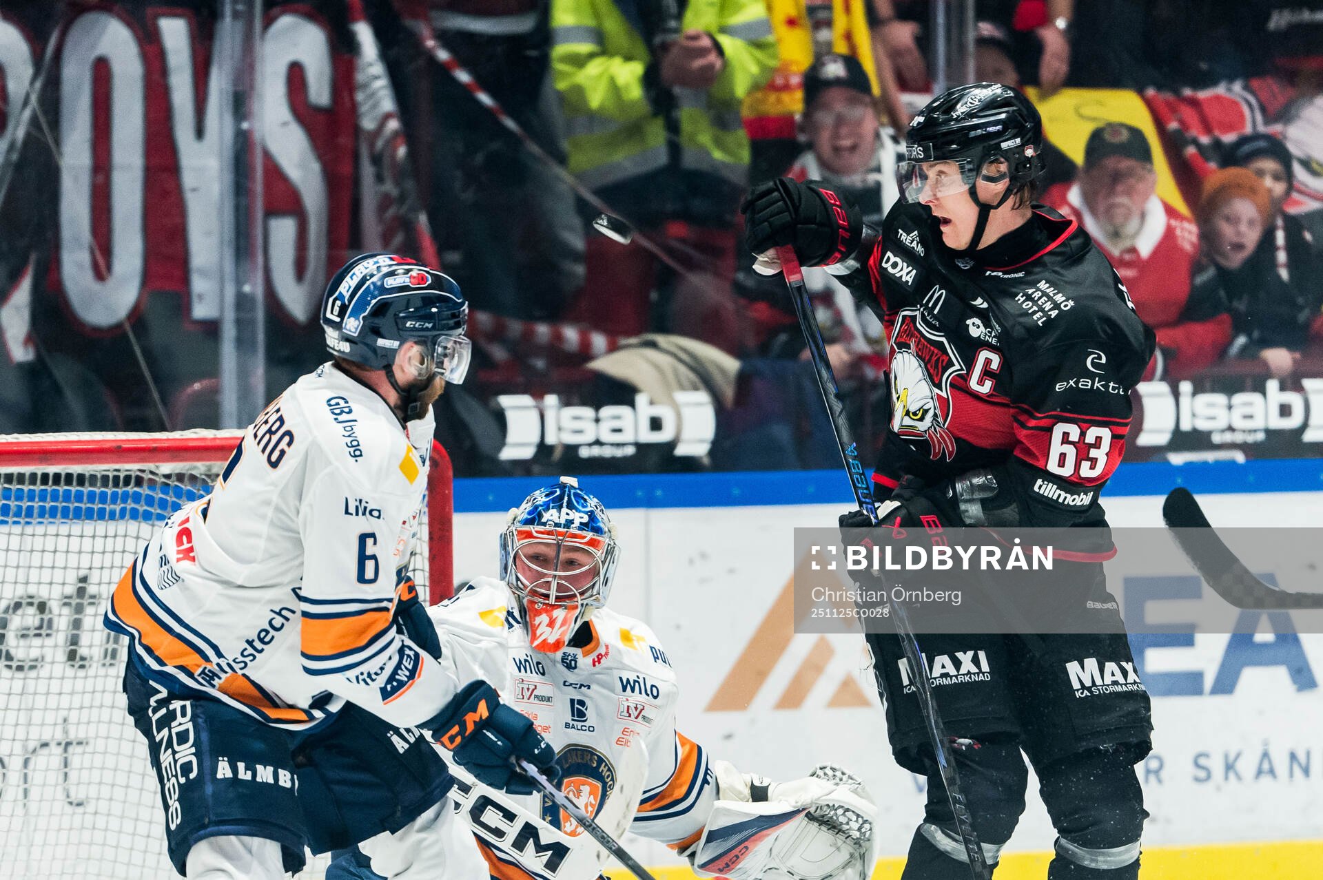 Växjös Petter Granberg och målvakt Ludvig Persson och