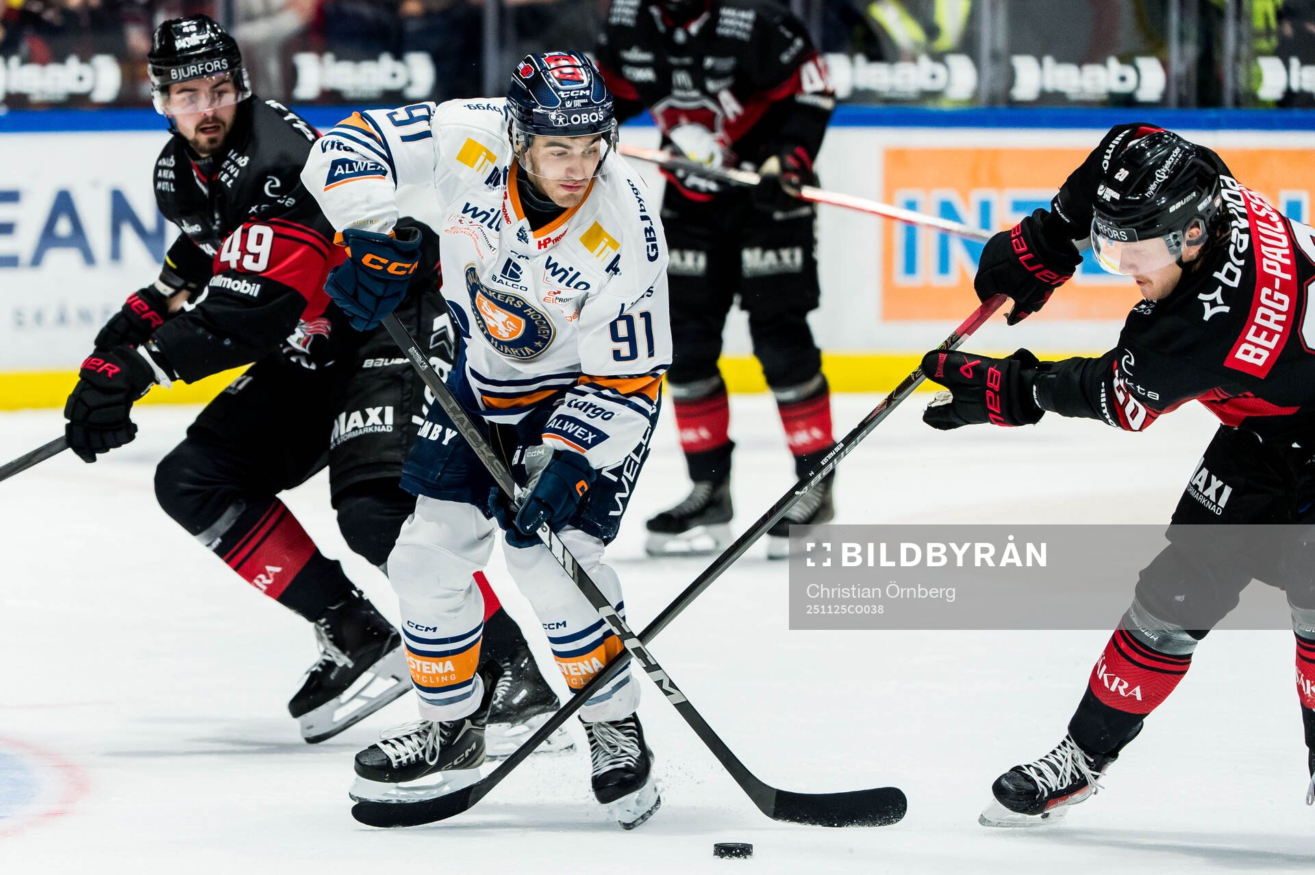 Växjös Felix Robert och Malmö Redhawks Seth Barton och