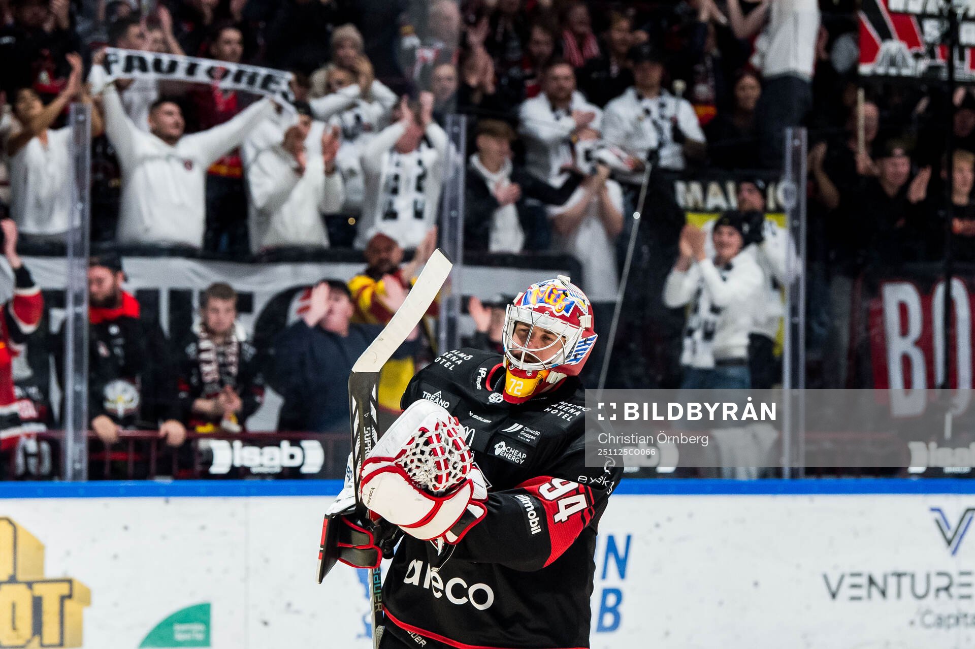 Malmö Redhawks målvakt Marek Langhamer jublar