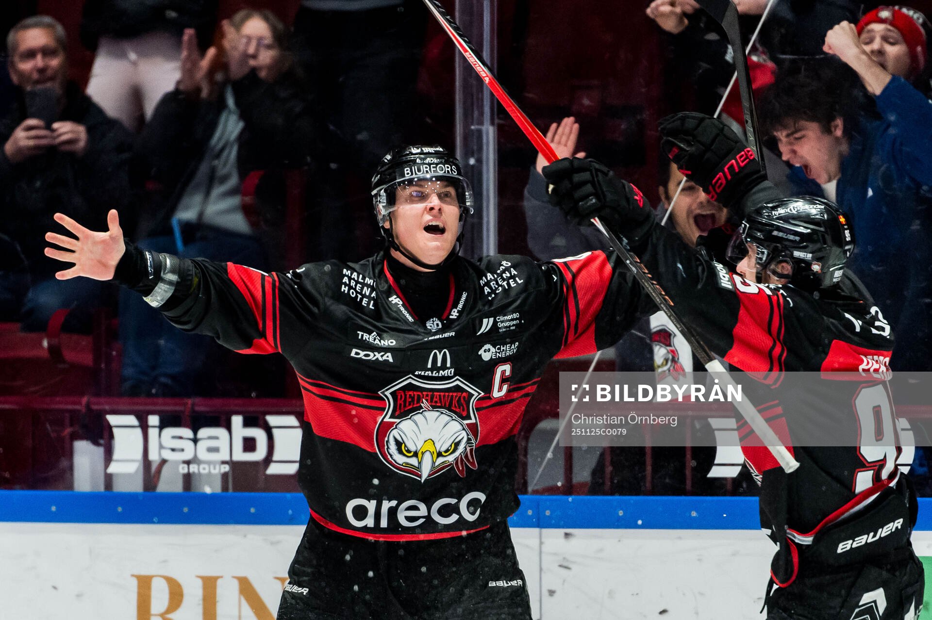 Malmö Redhawks Fredrik Händemark och Carl Persson jublar