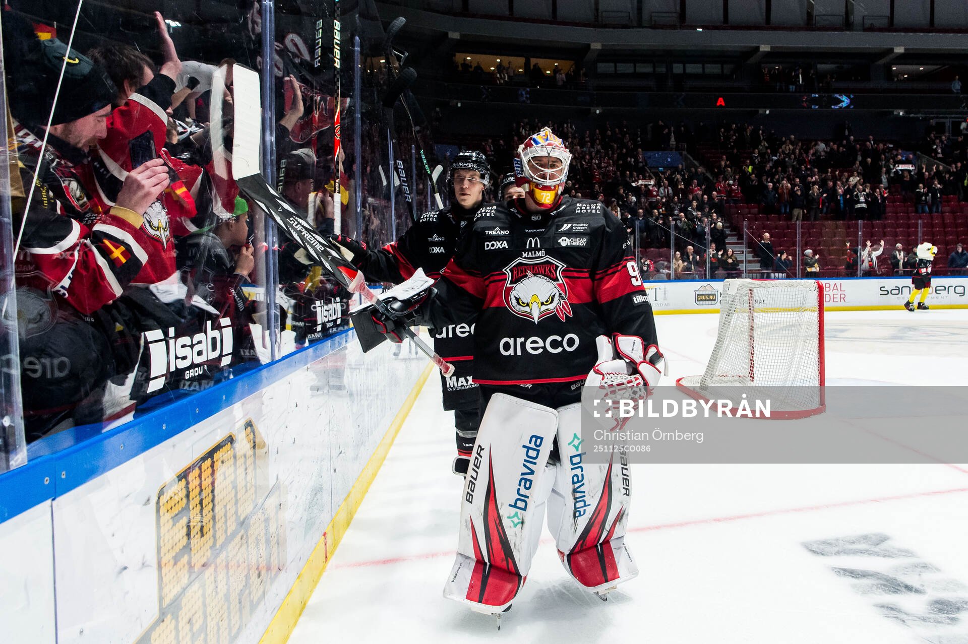 Malmö Redhawks målvakt Marek Langhamer jublar