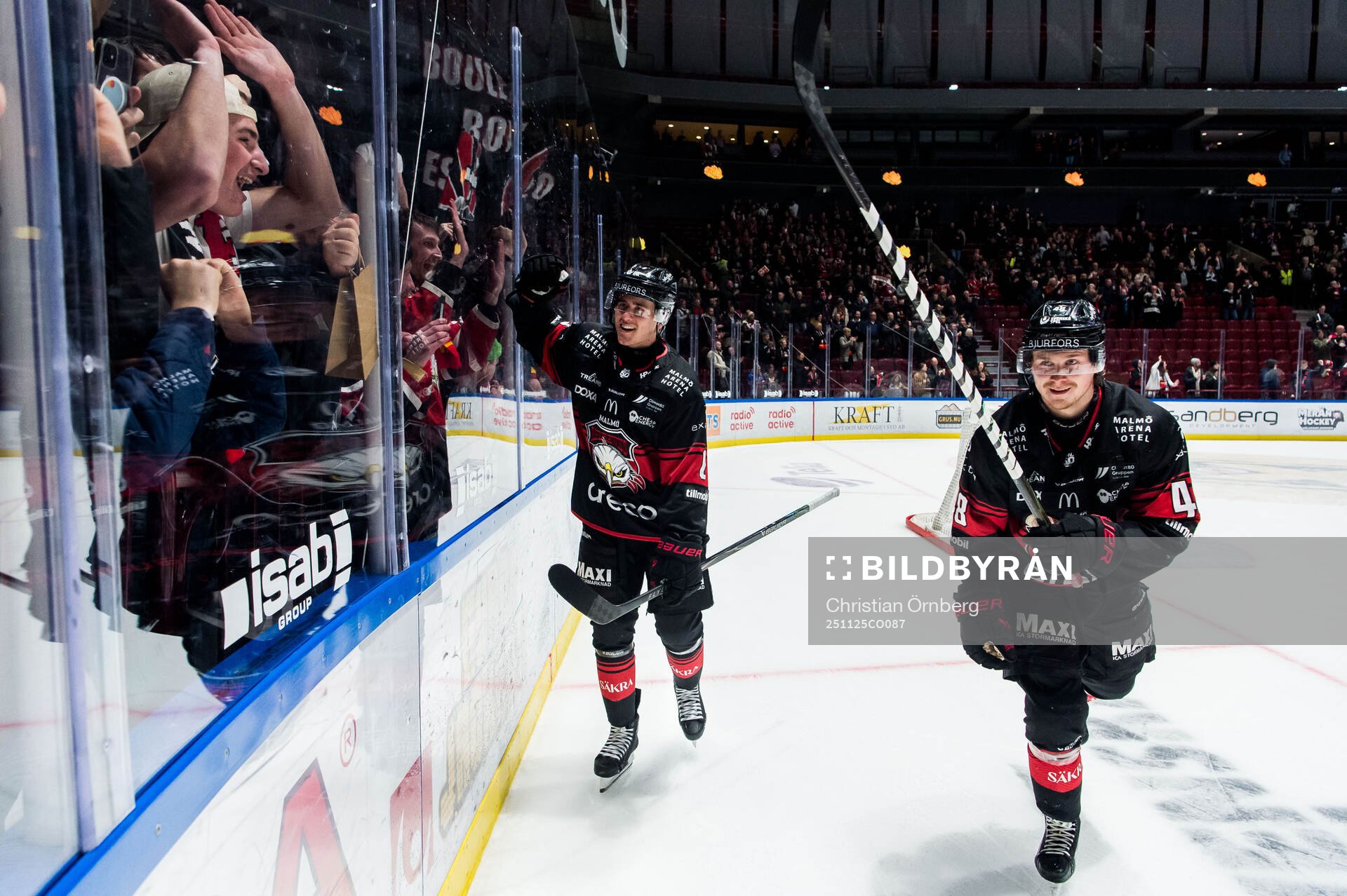 Malmö Redhawks Axel Sundberg och Lauri Pajuniemi jublar