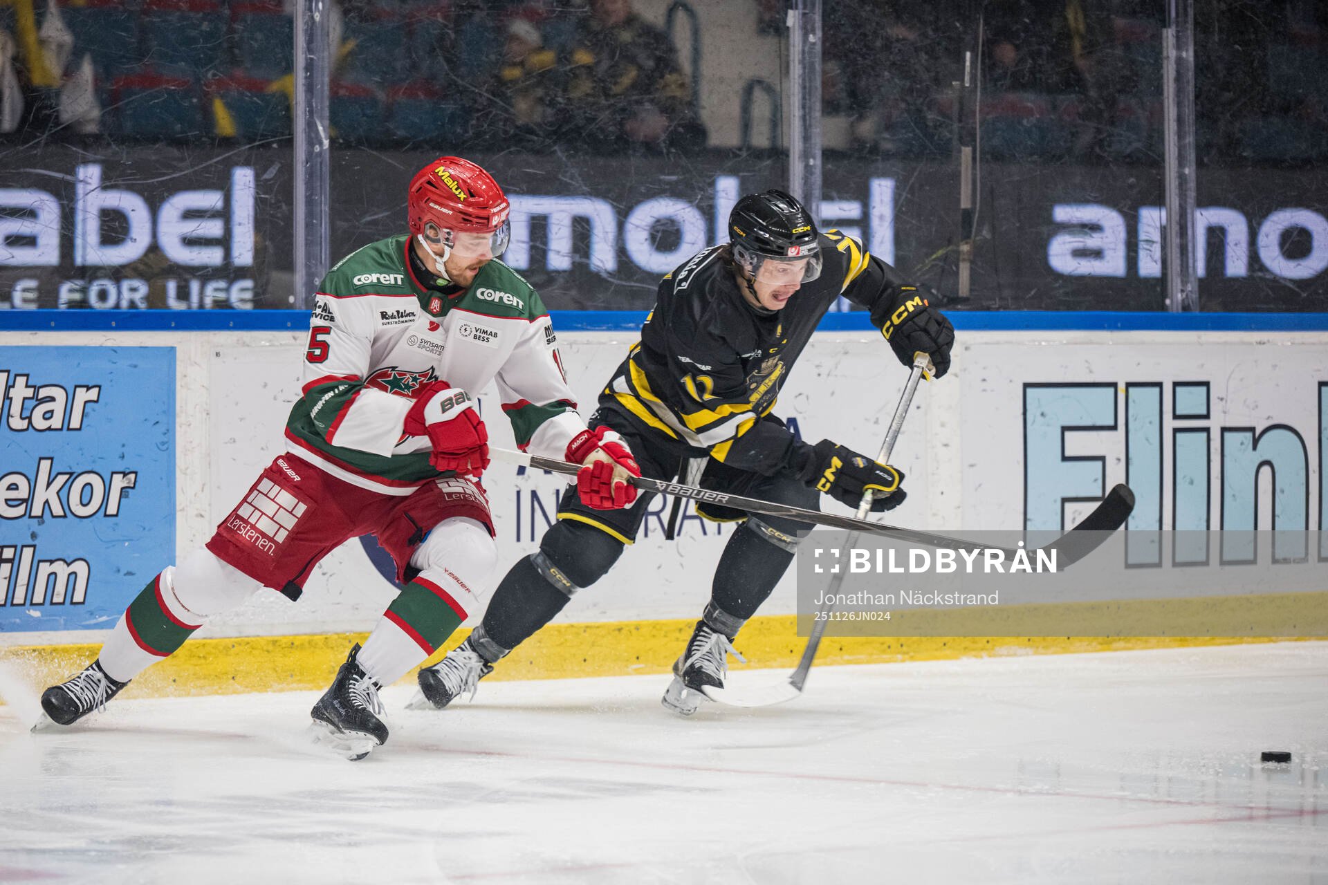 Modos Jacob Bjerselius och AIKs Scott Pooley