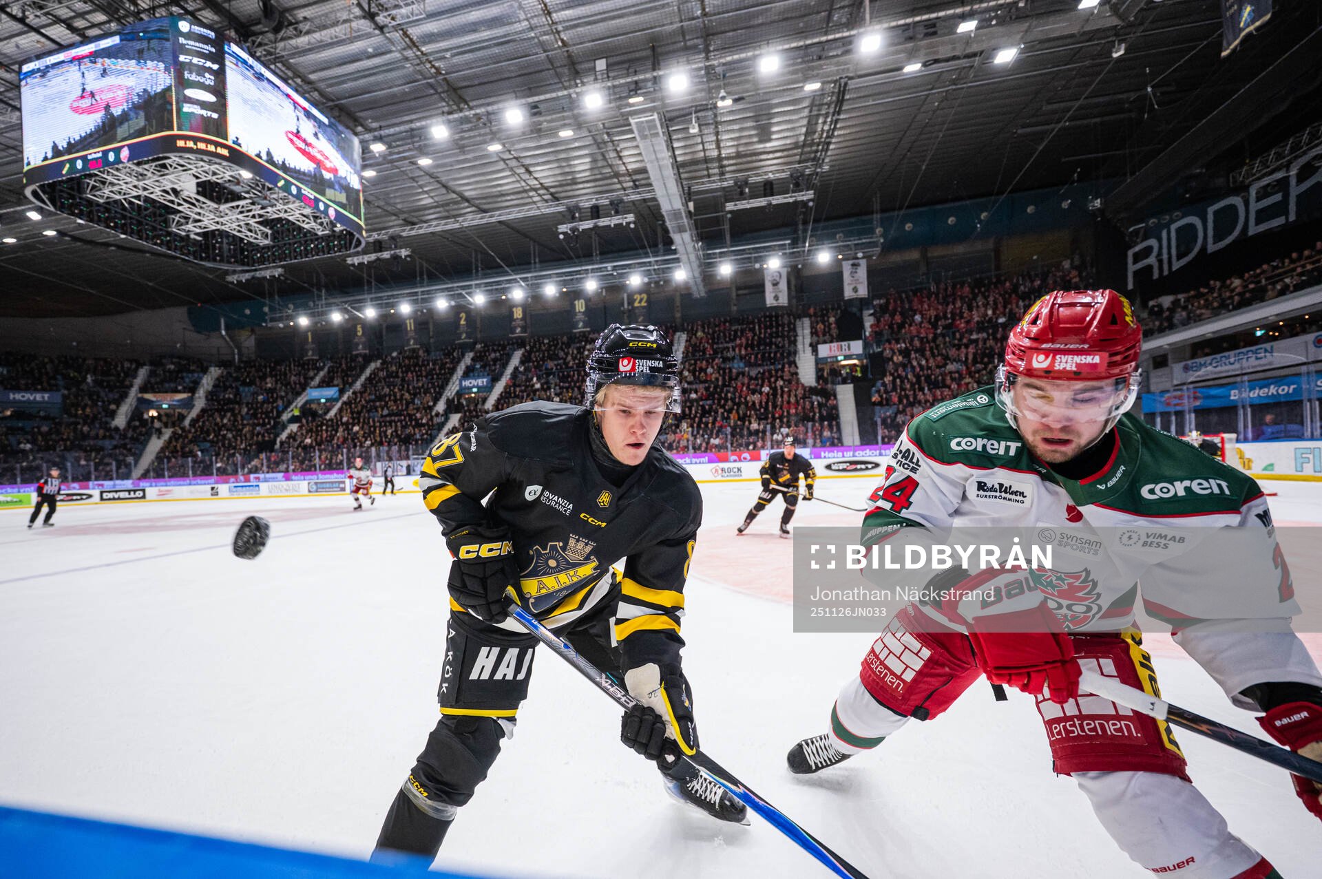 AIKs Martin Johnsen och Modos Kyle Topping