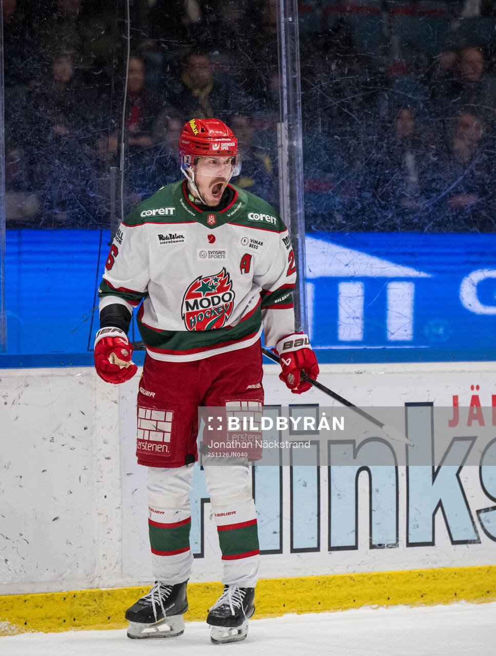 Modos Emil Larsson jublar
