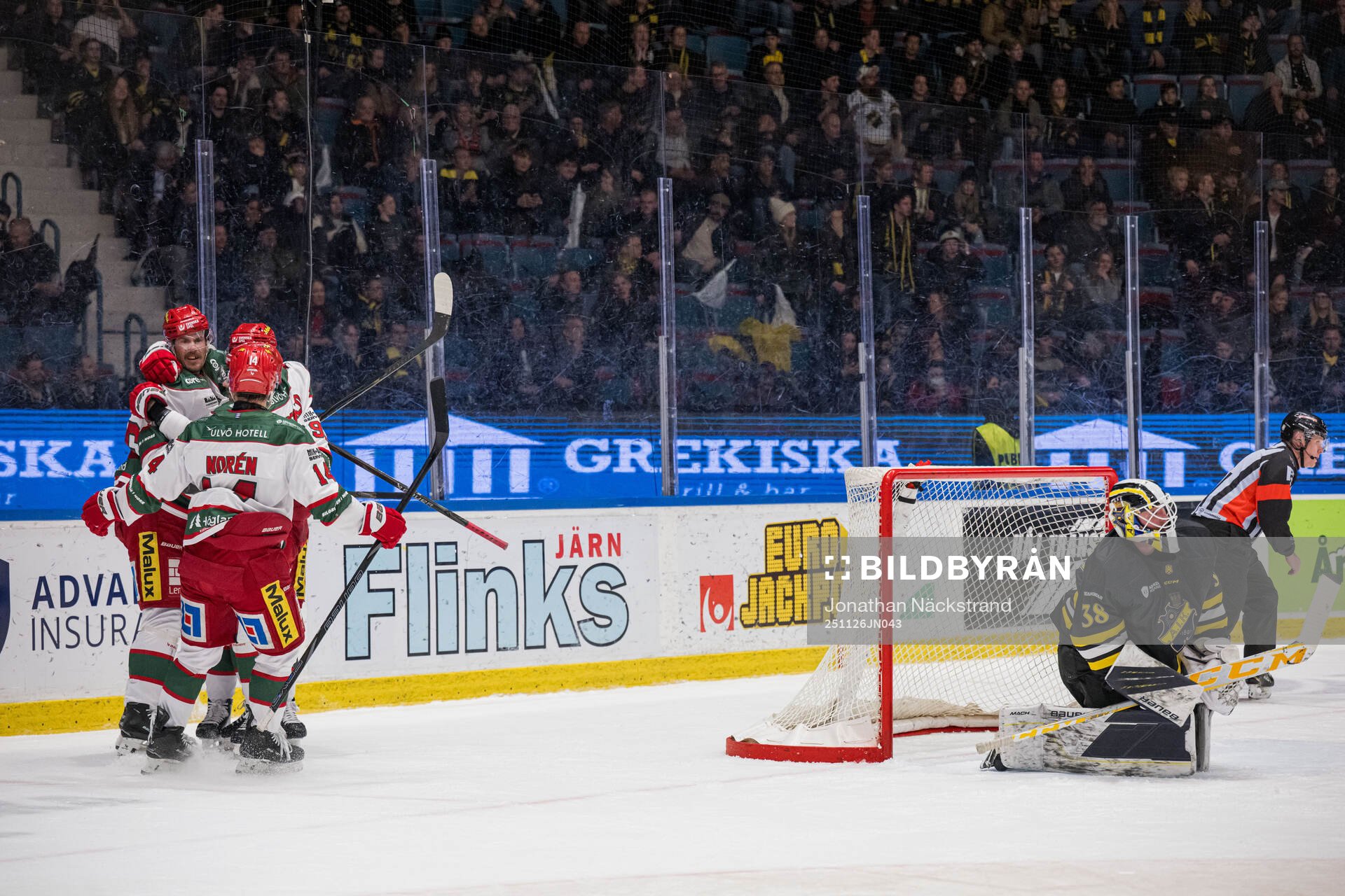 Modos Emil Larsson jublar