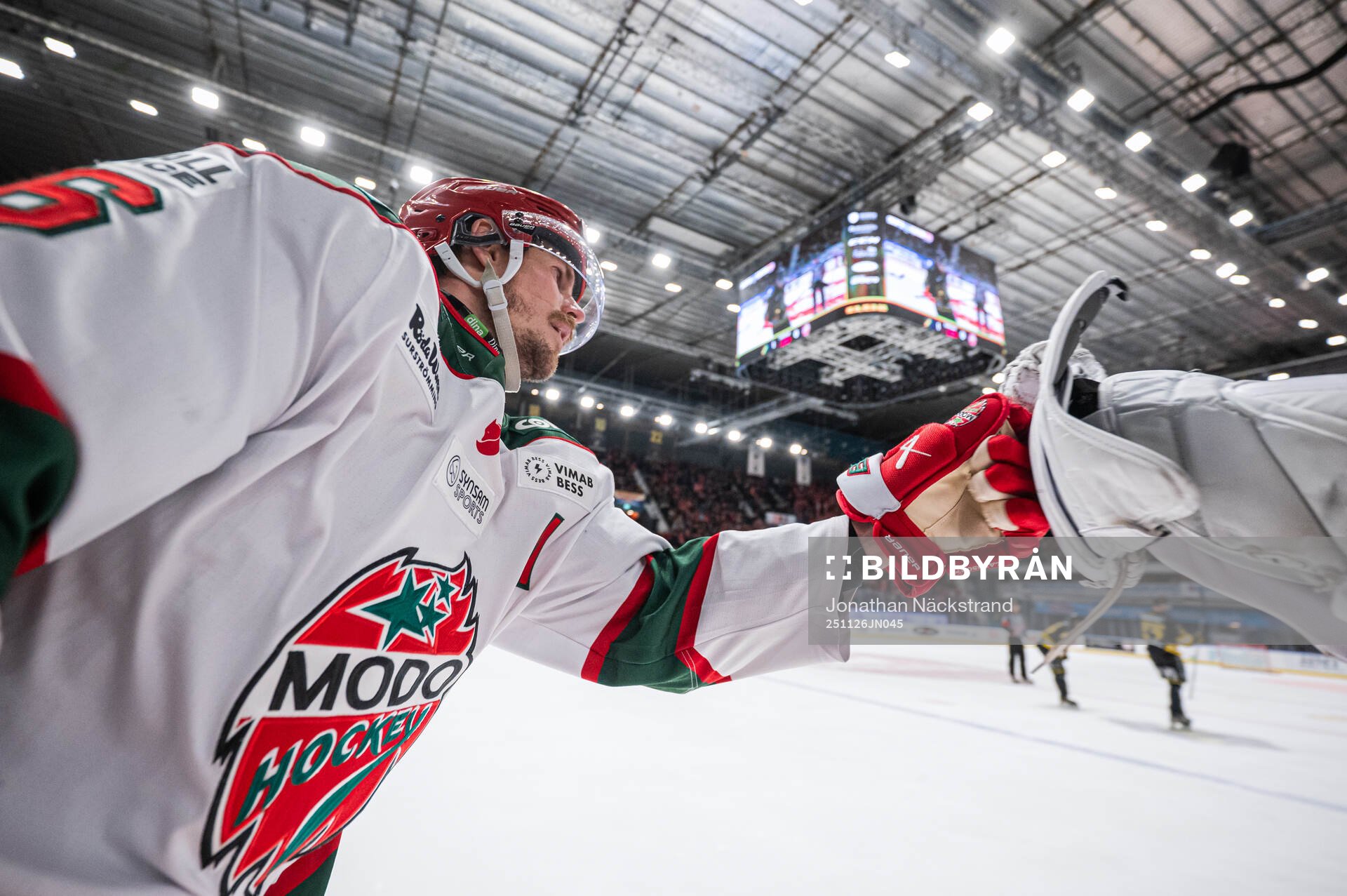 Modos Emil Larsson jublar