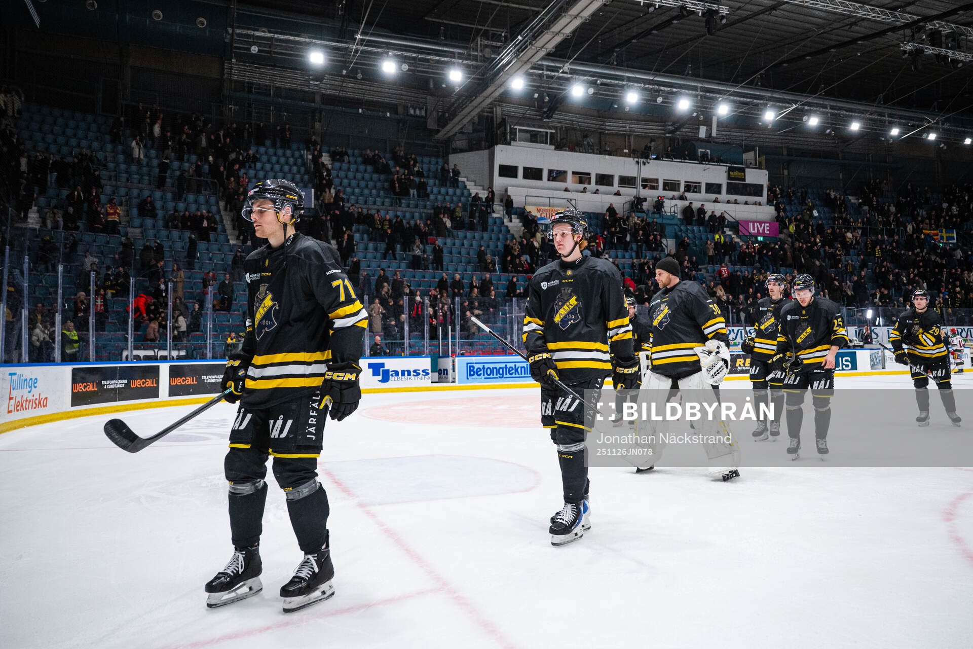 AIKs spelare lämnar isen