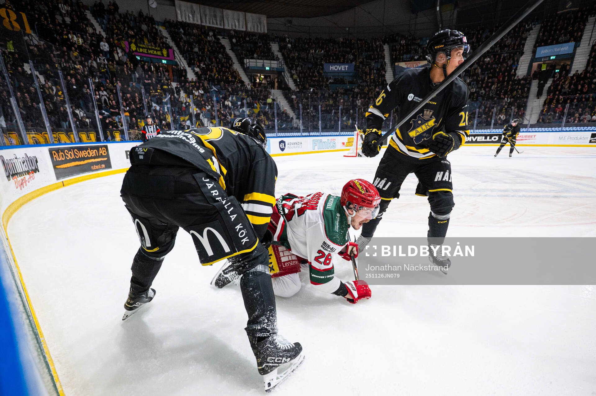 Modos Emil Larsson och AIKs Oscar Nord