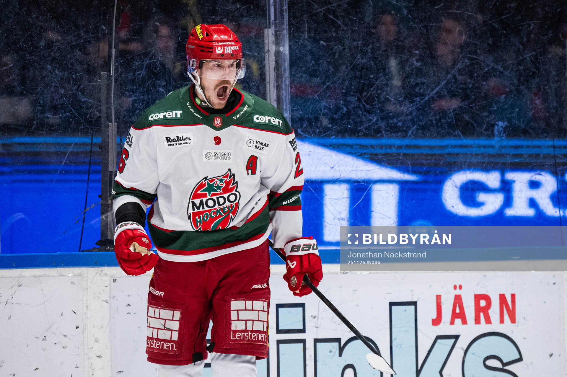 Modos Emil Larsson jublar