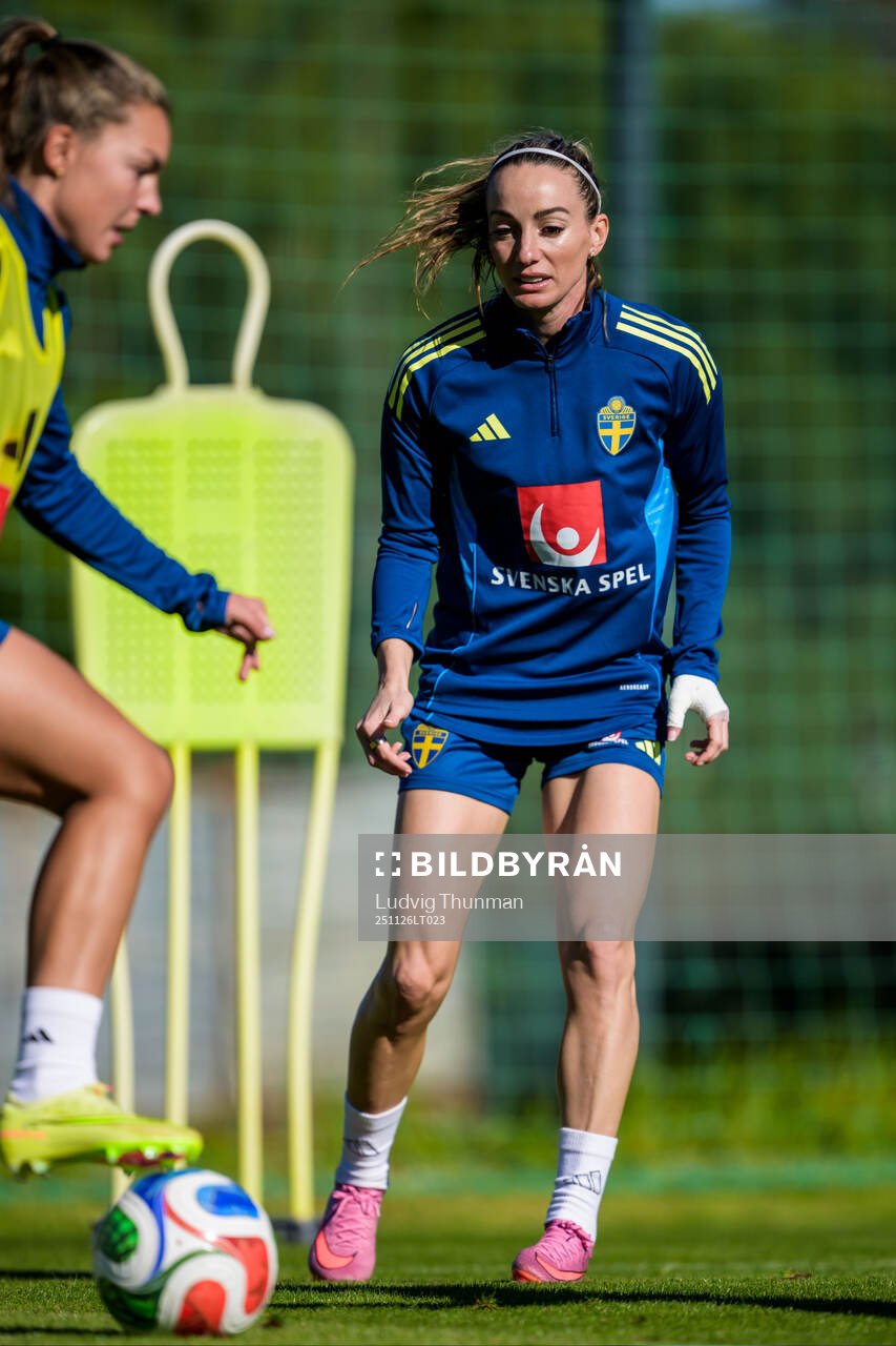 Johanna Rytting Kaneryd and Kosovare Asllani of the women's