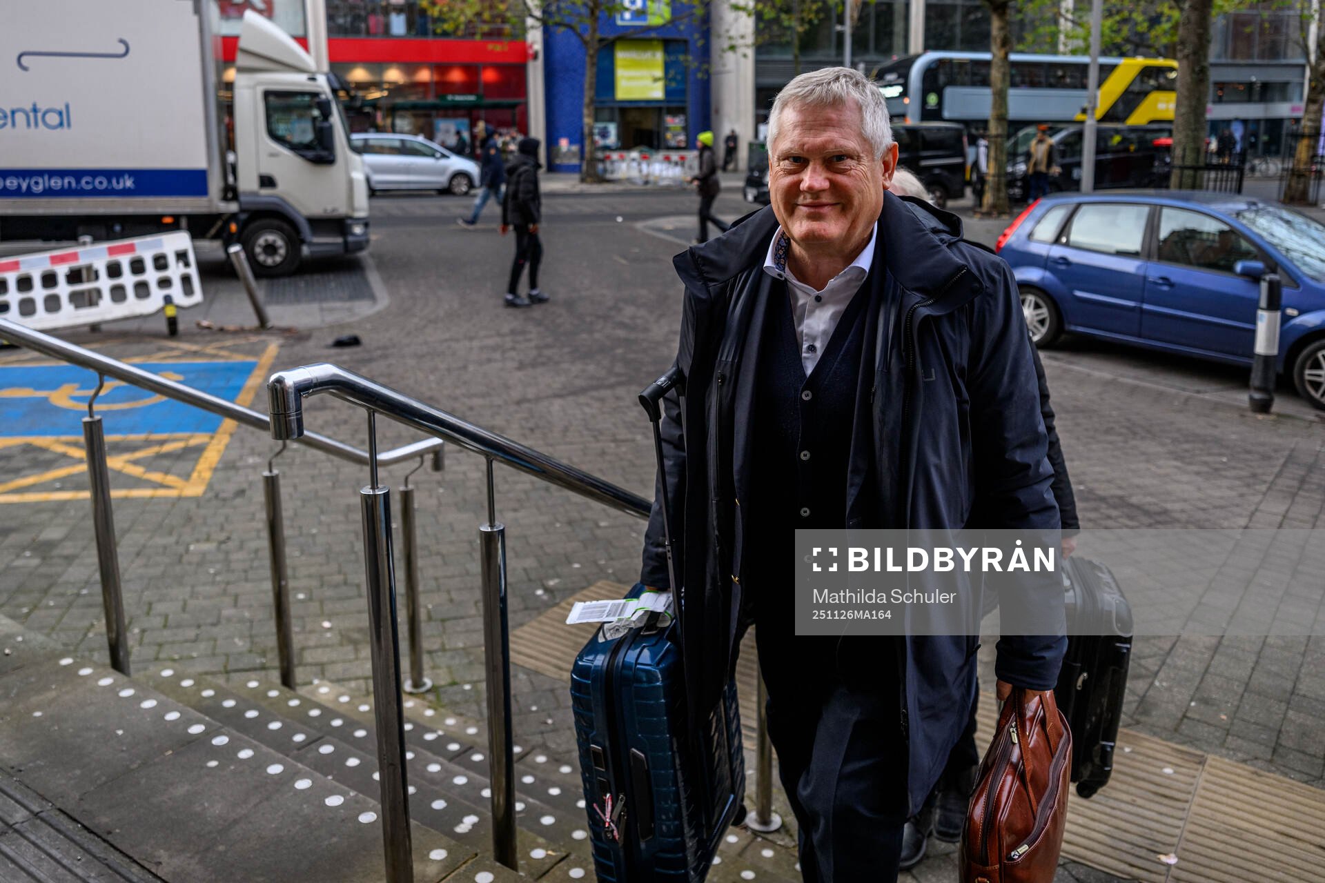 Chairman Anders Pålsson arrives at the hotel