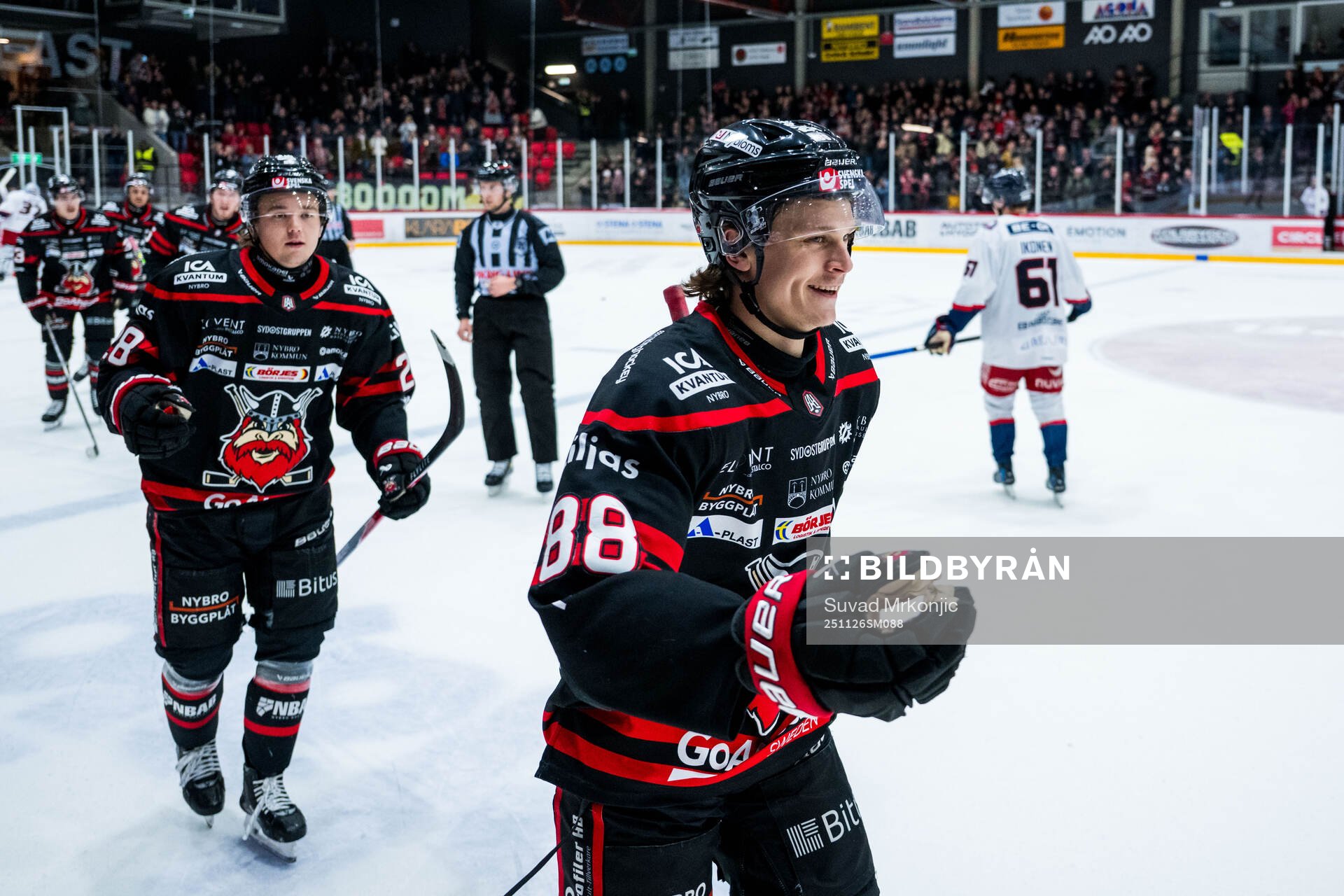 Nybros Tim Lindfors jublar