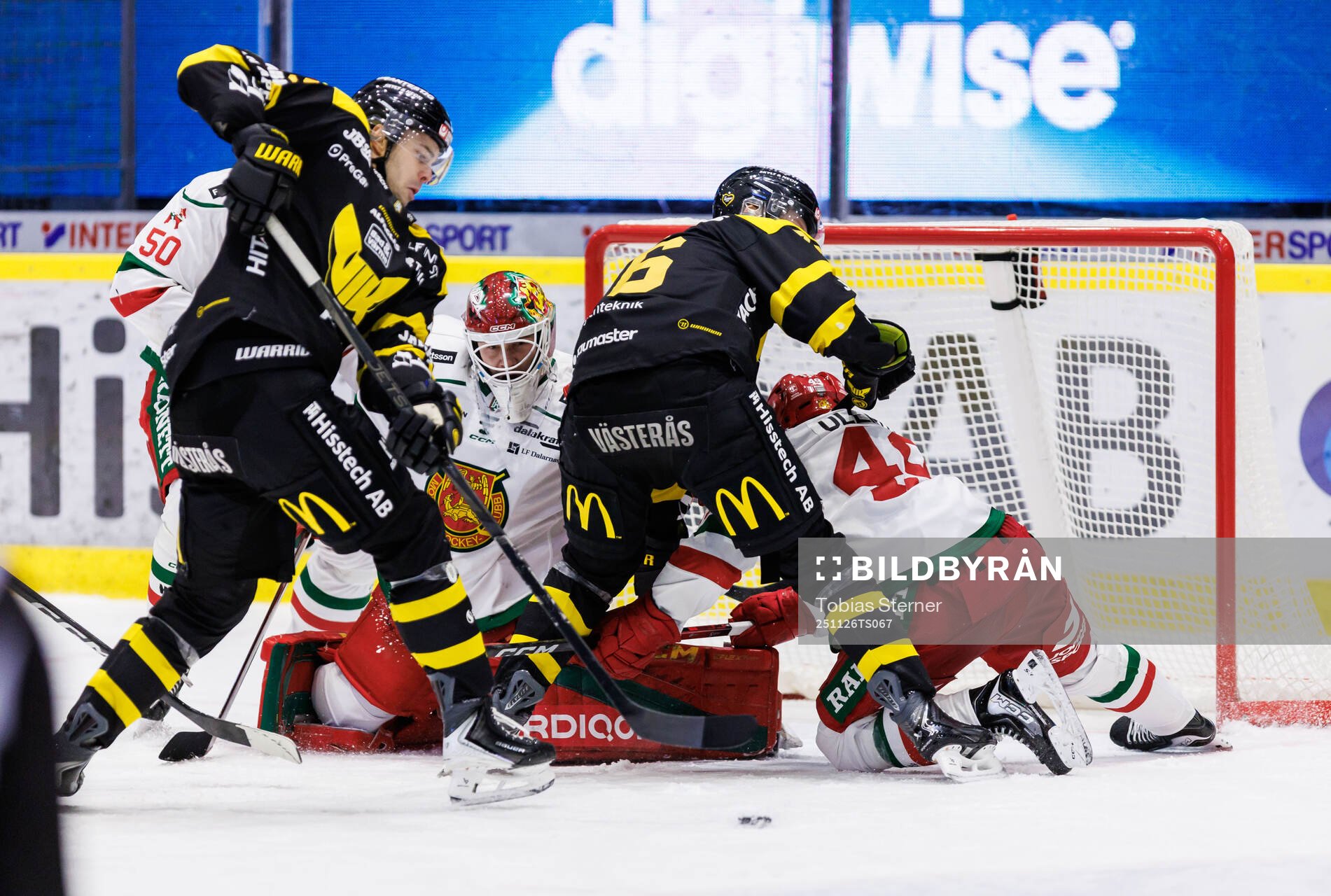Västerås Tim Friberg och Moras målvakt Tobias Johansen