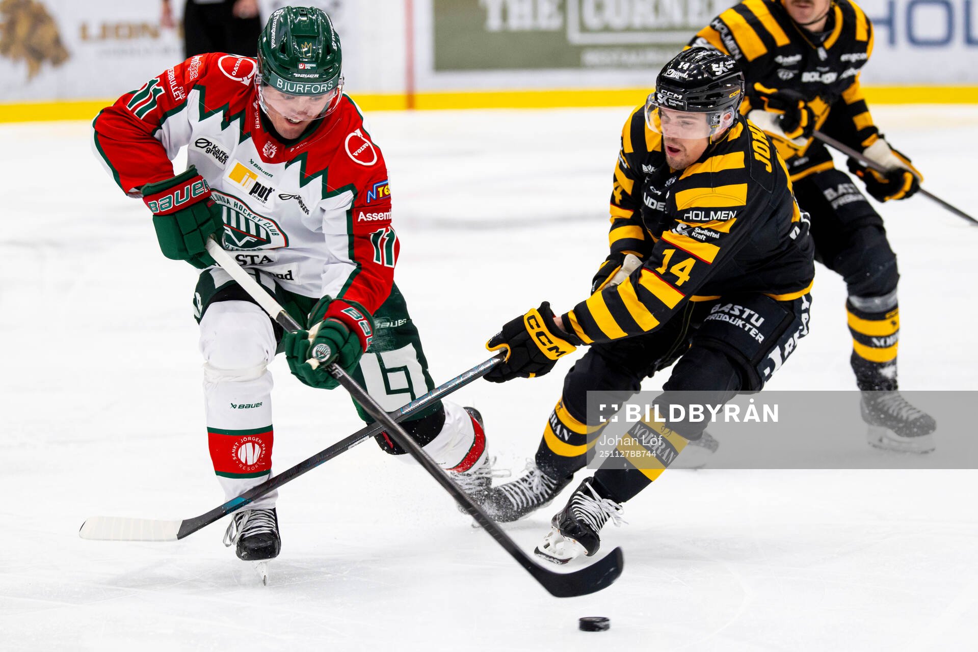 Frölundas Max Lindholm och Skellefteås Andreas Johnson i