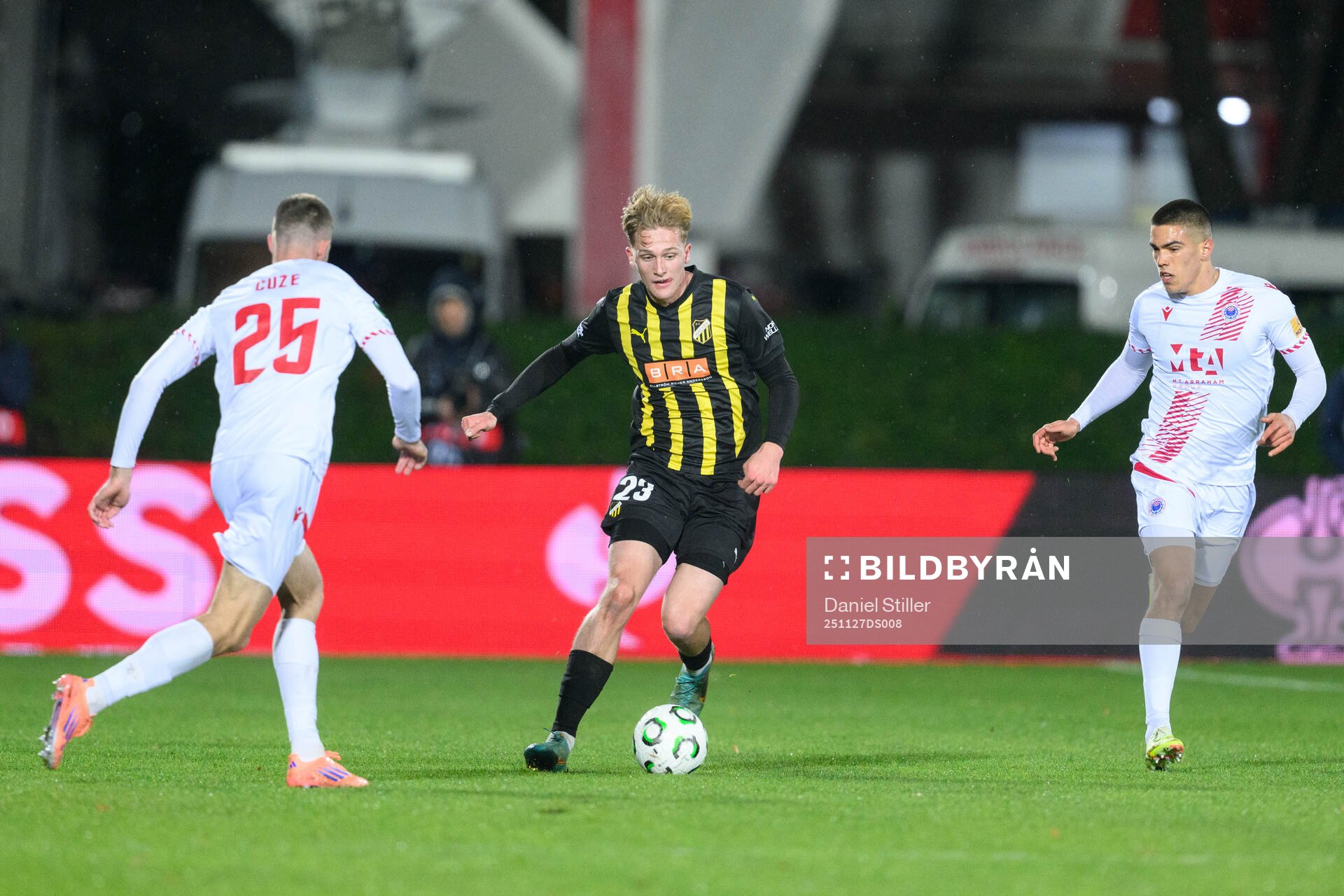 Olle Samuelsson of Häcken against Mario Cuže and Borna
