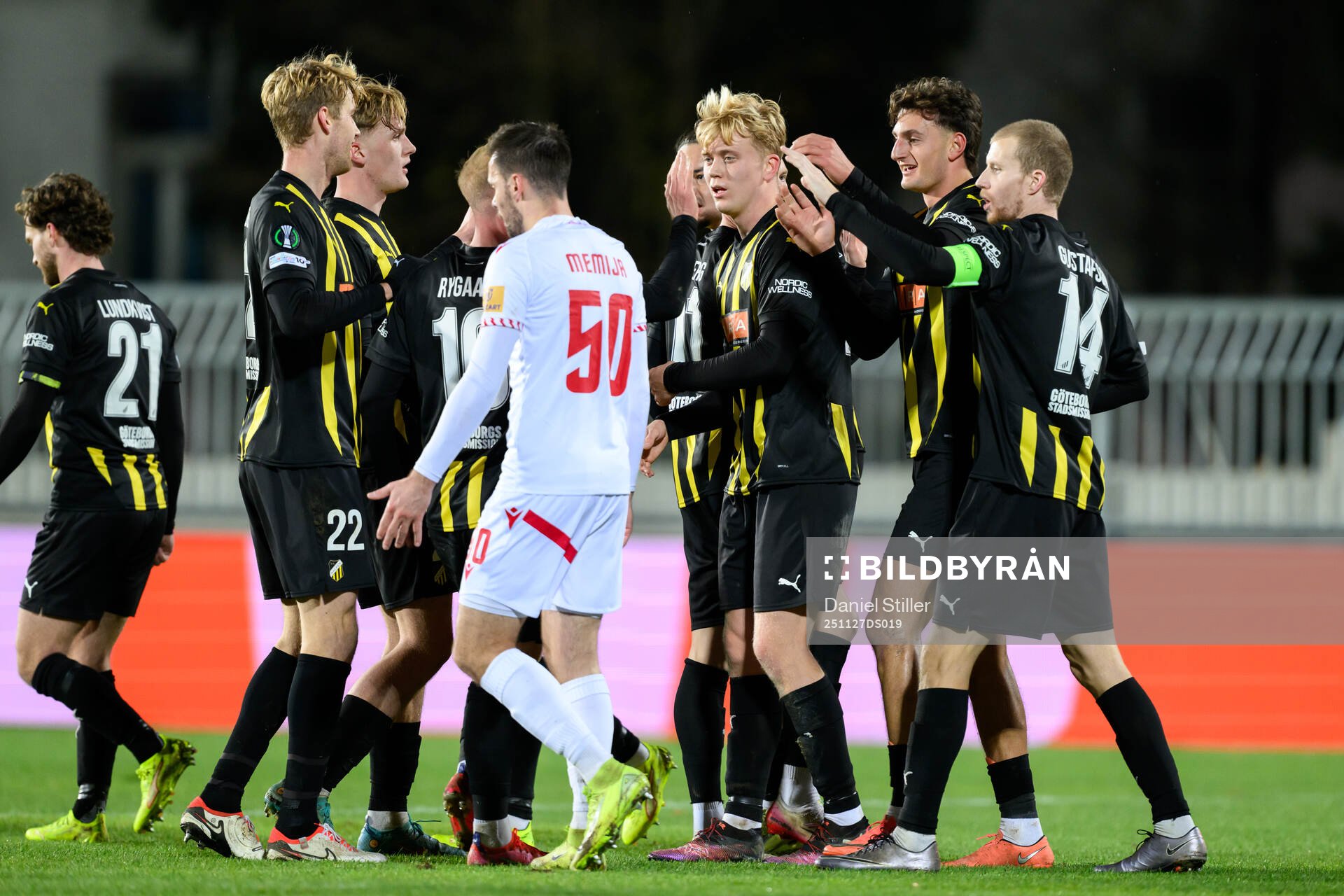 Silas Andersen of Häcken celebrate with teammates