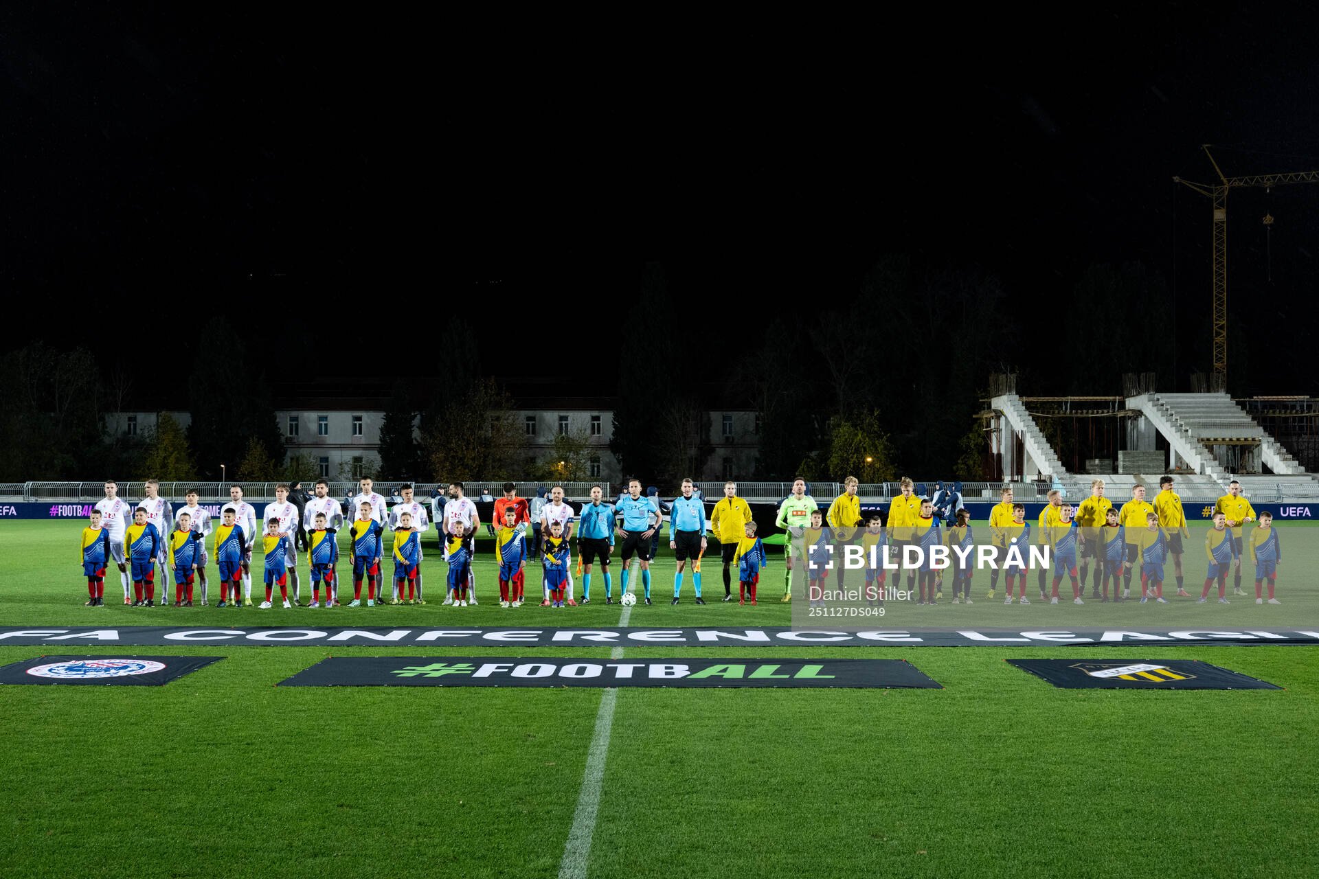 The teams line up