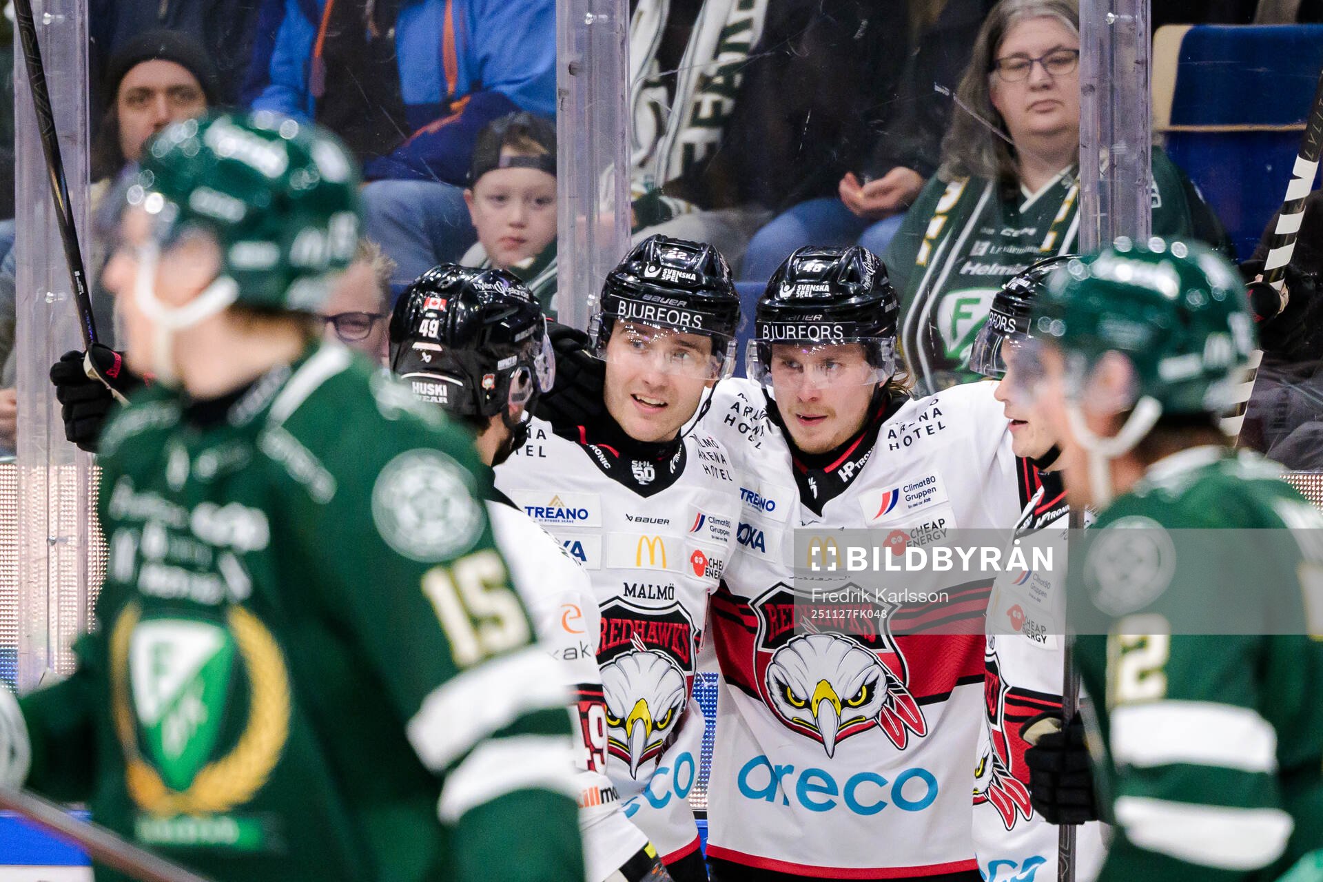 Malmö Redhawks Janne Kuokkanen och Lauri Pajuniemi jublar