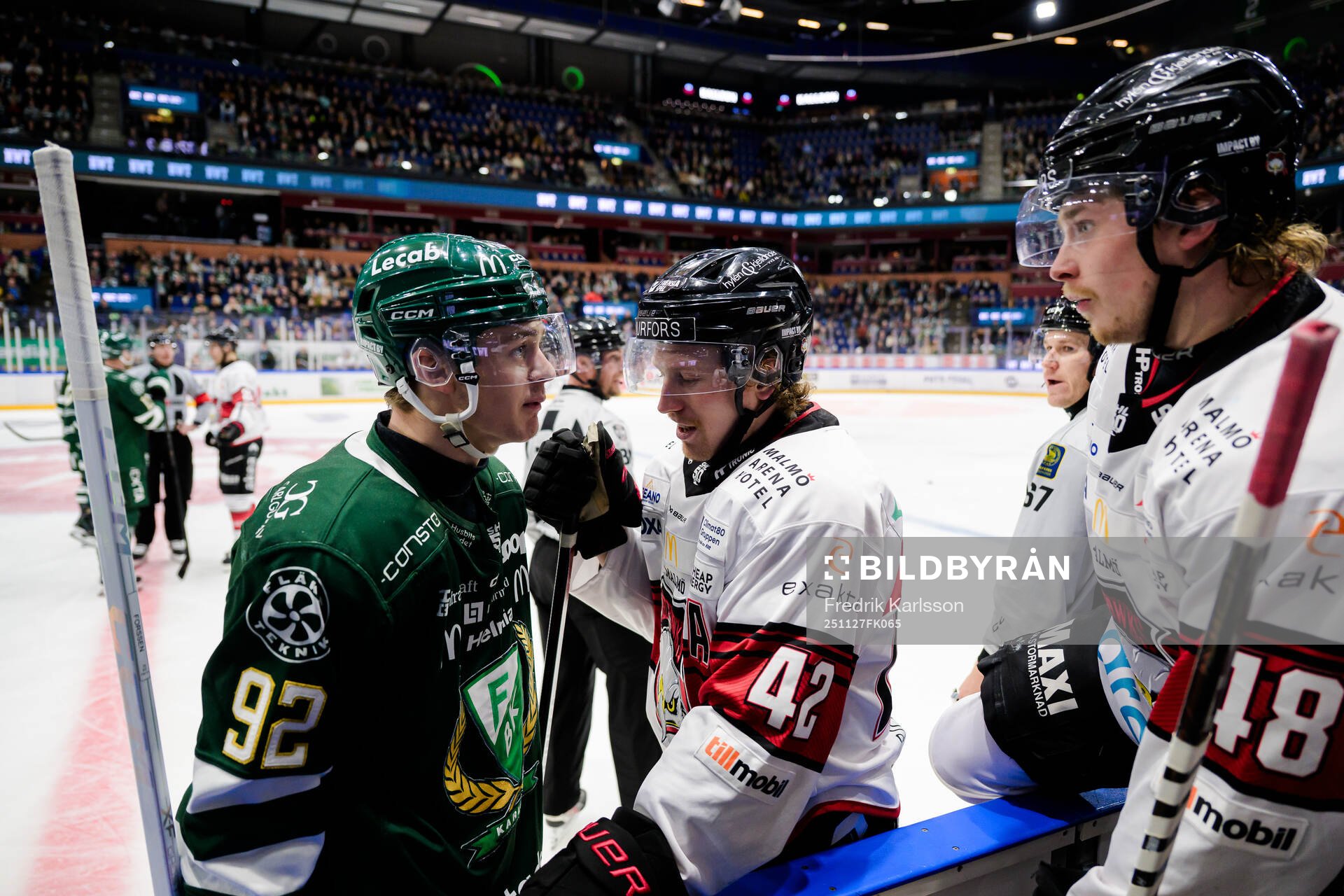 Färjestads Lucas Forsell i samtal med Malmö Redhawks