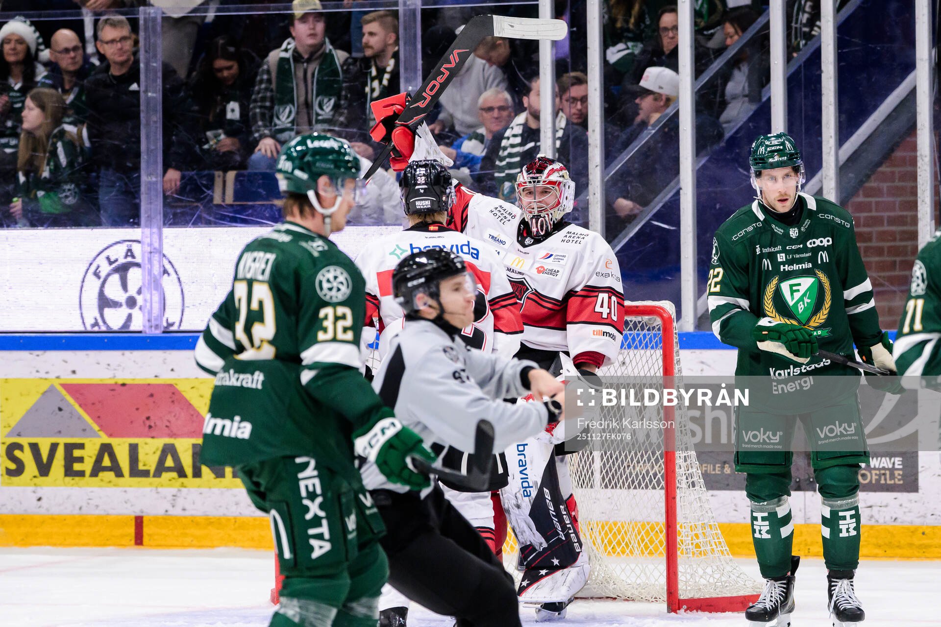 Malmö Redhawks målvakt Oskar Blomgren jublar
