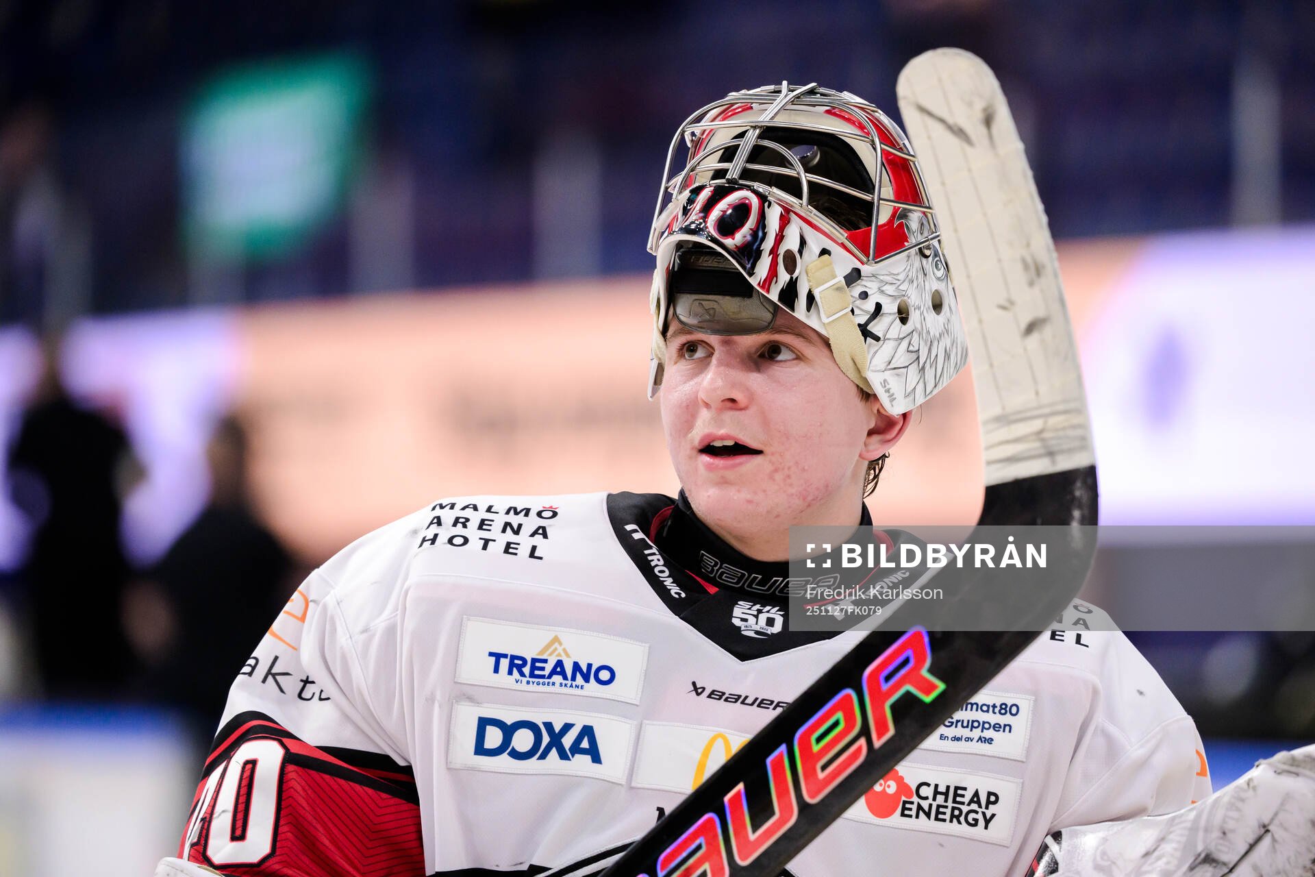 Malmö Redhawks målvakt Oskar Blomgren jublar