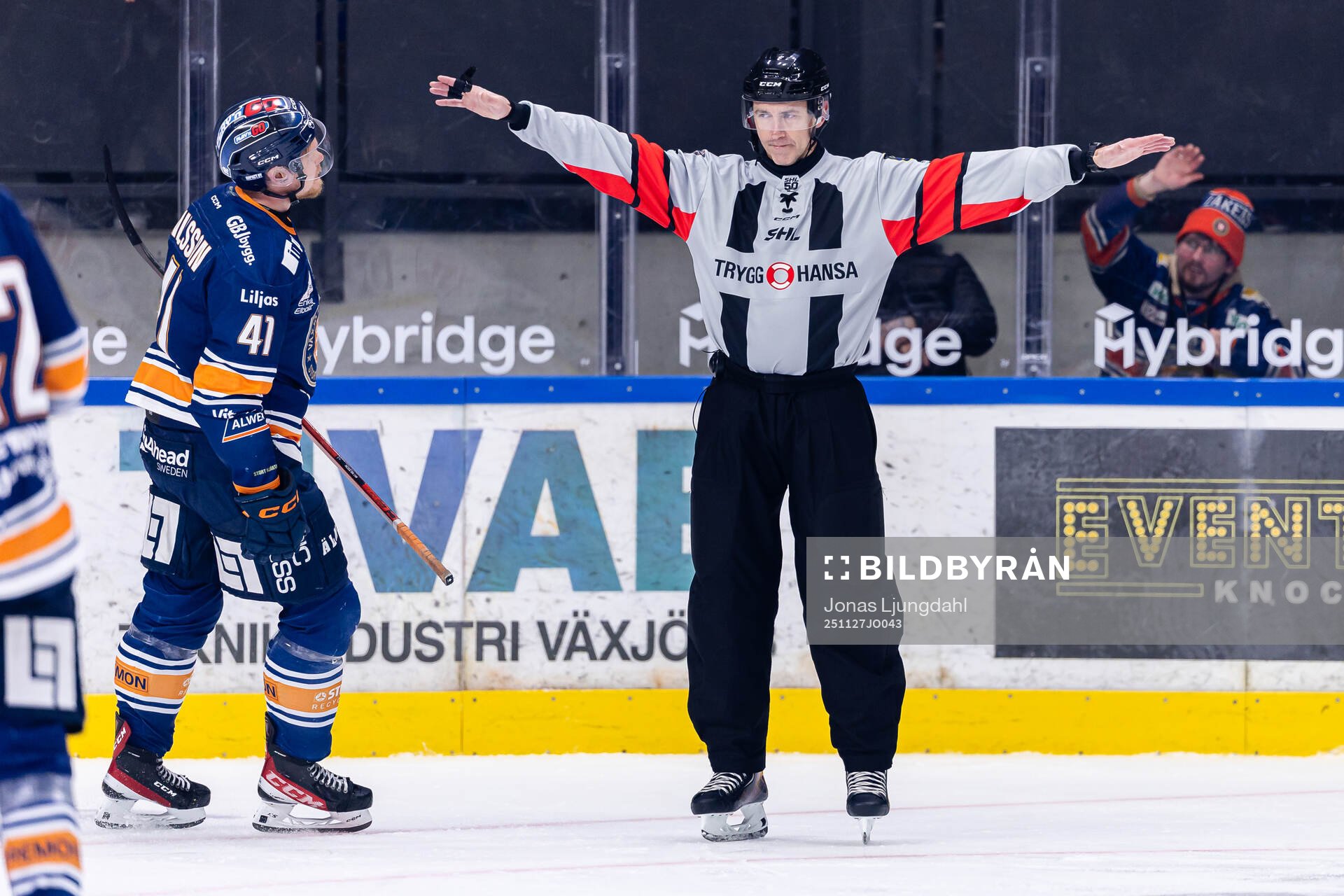 Domare Linus Öhlund gör tecken för bash out