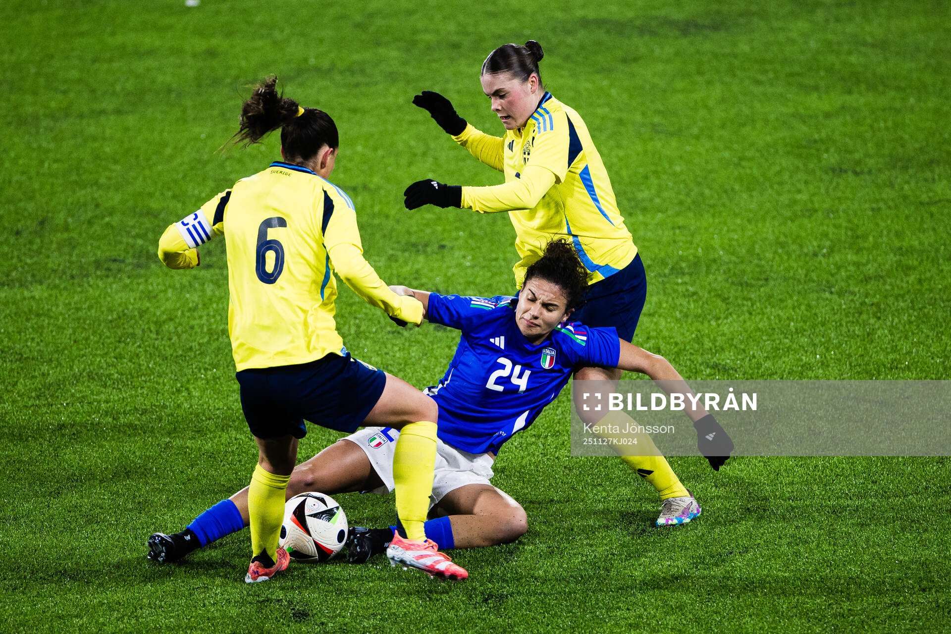 Emilia Pelgander and Hanna Wijk of Sweden against Gaia