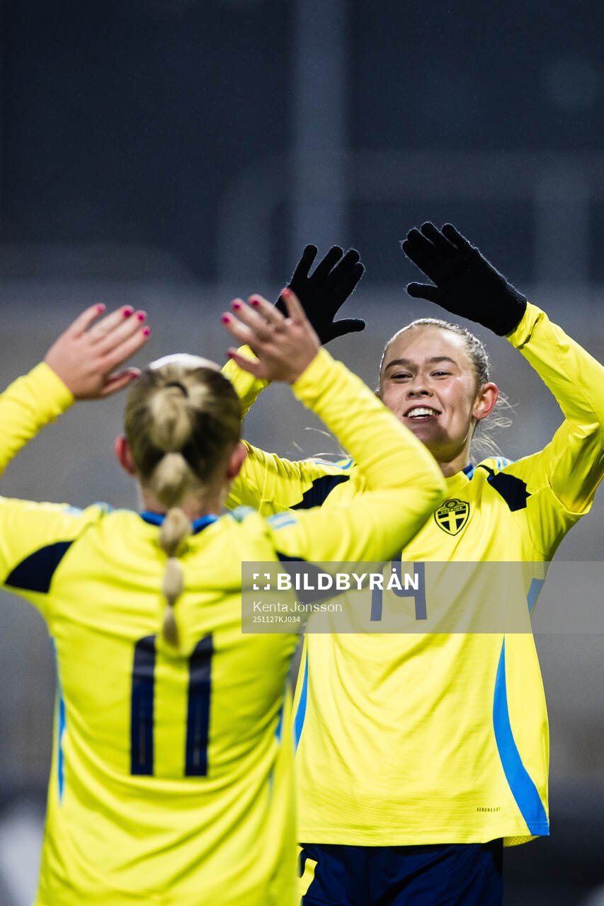 Svea Rehnberg and Matilda Nildén celebrates