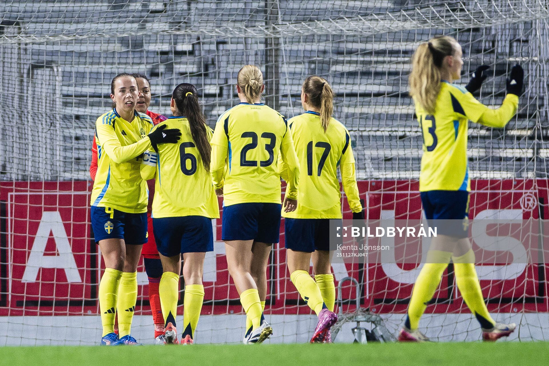 Players of Sweden celebrates
