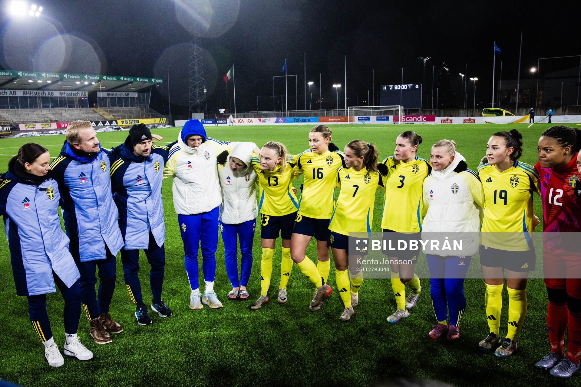 head coach Pierre Fondin and players of Sweden