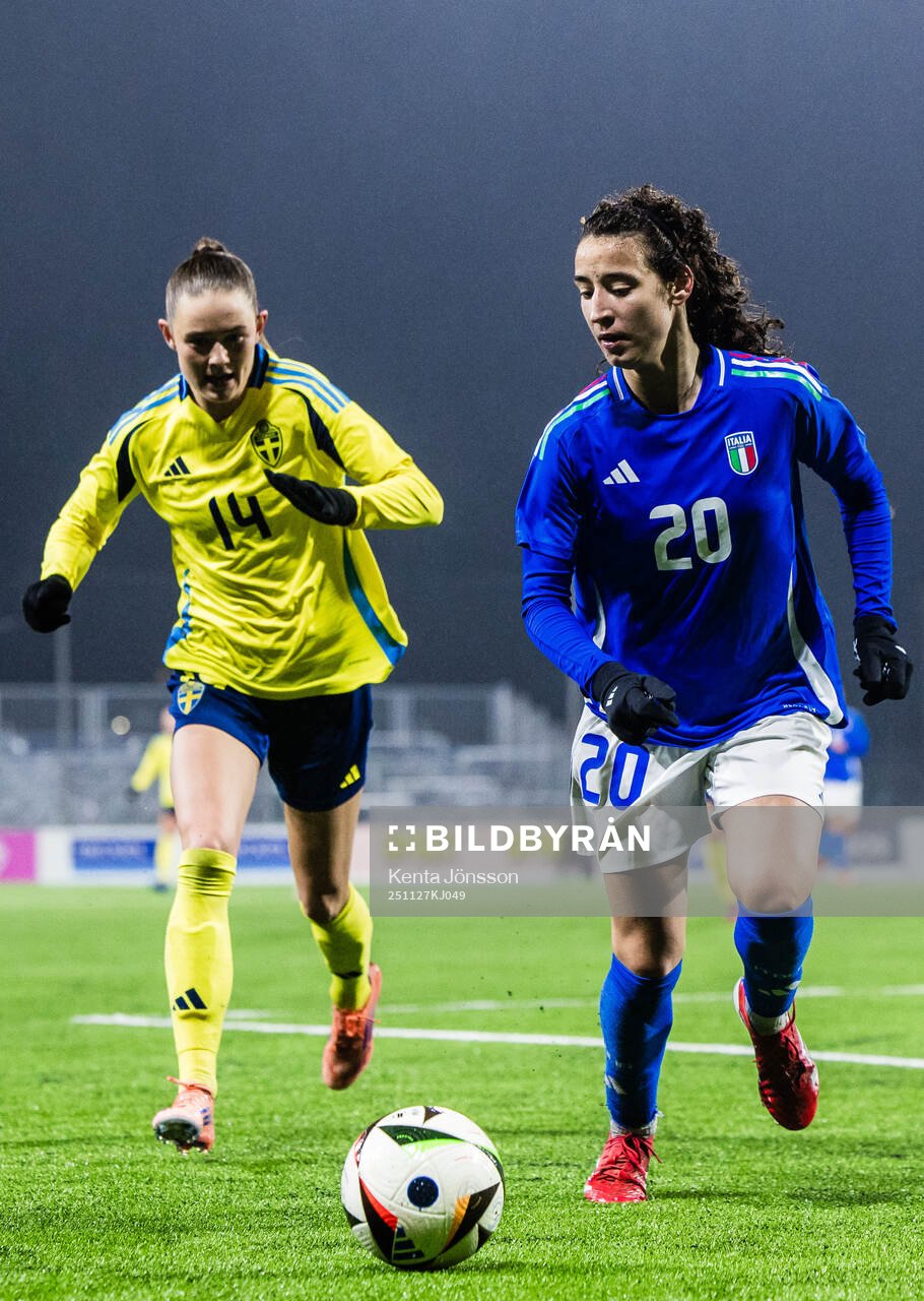 Svea Rehnberg of Sweden and Azzurra Gallo of Italy