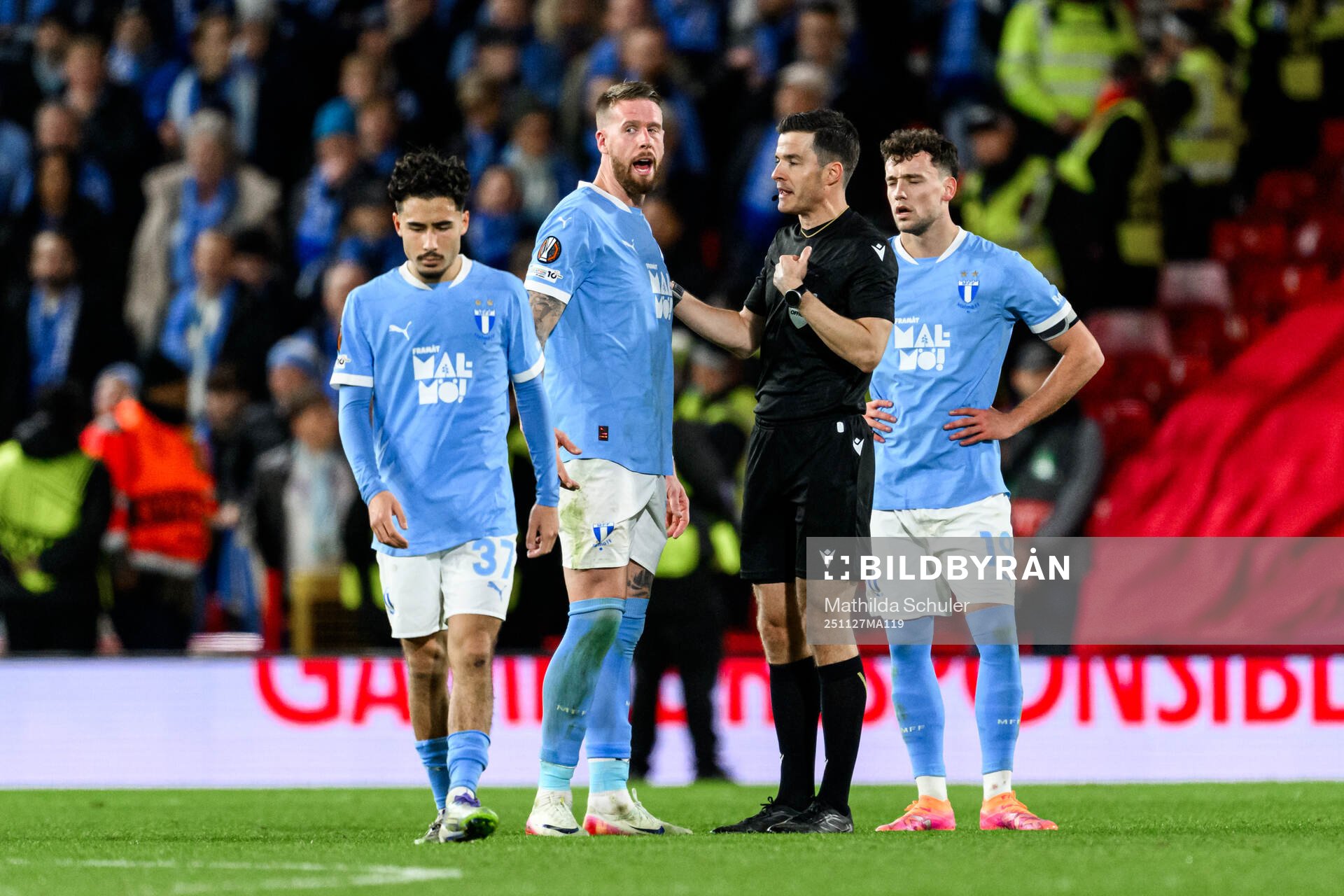 Pontus Jansson of Malmö FF and referee Harm Osmers