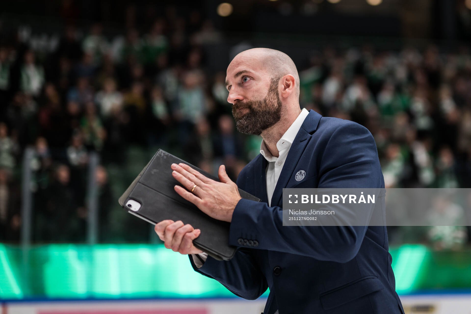 Rögles assisterande tränare Taylor Matson jublar