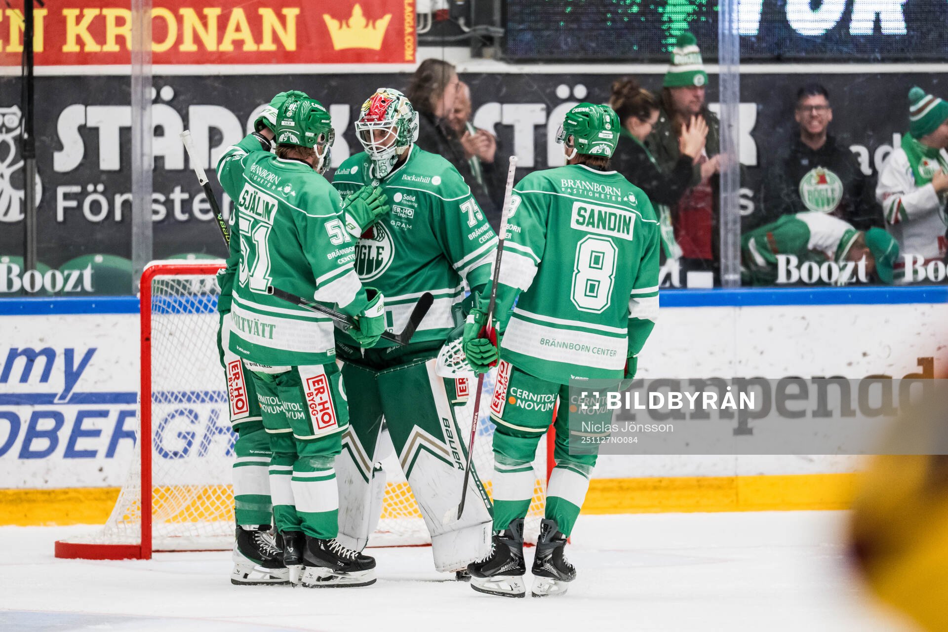 Rögles målvakt Arvid Holm jublar