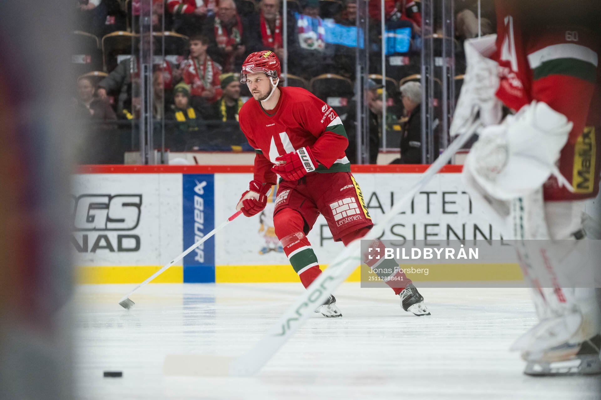 Modos Måns Carlsson innan ishockeymatchen i