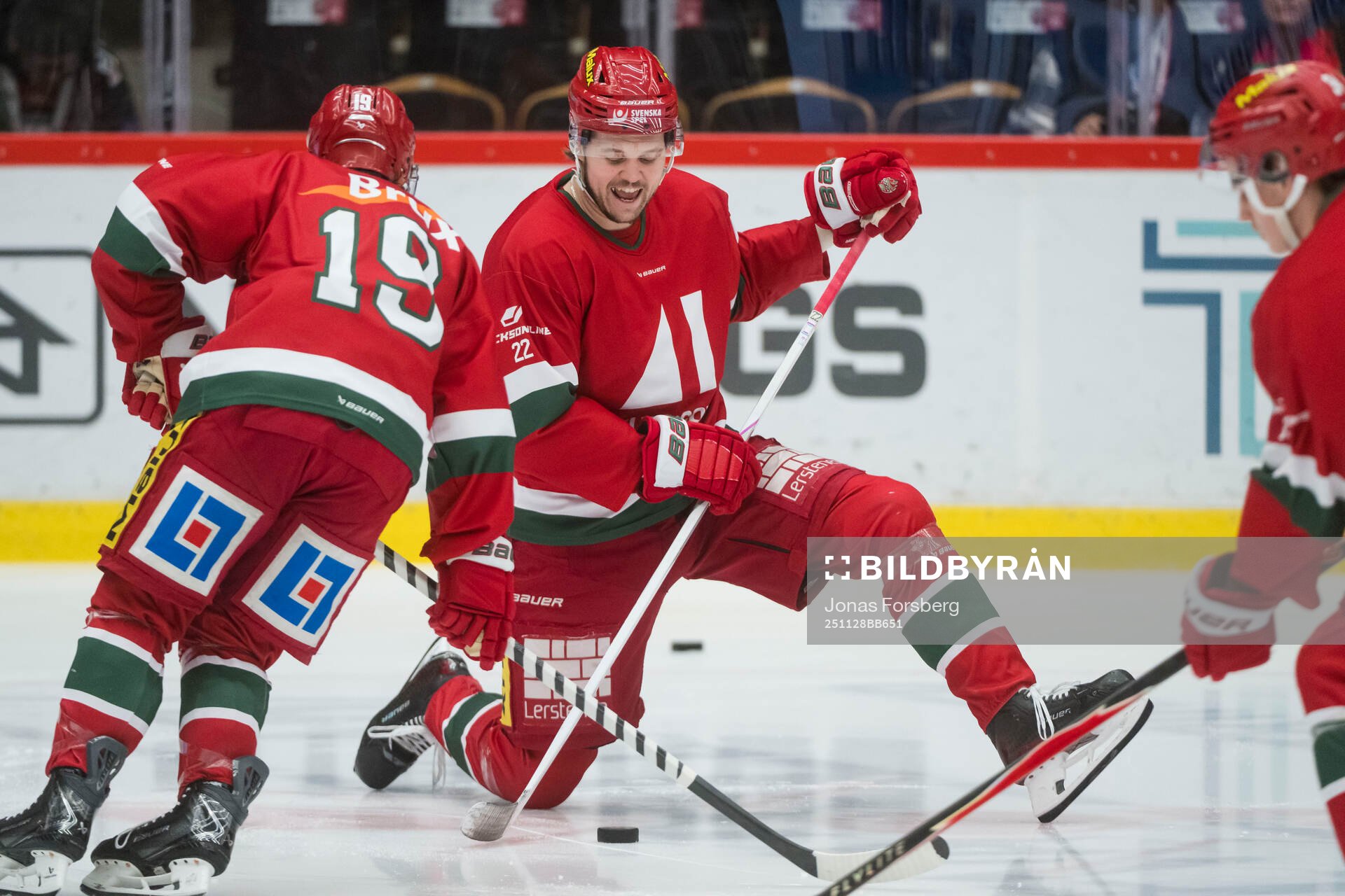 Modos Måns Carlsson innan ishockeymatchen i