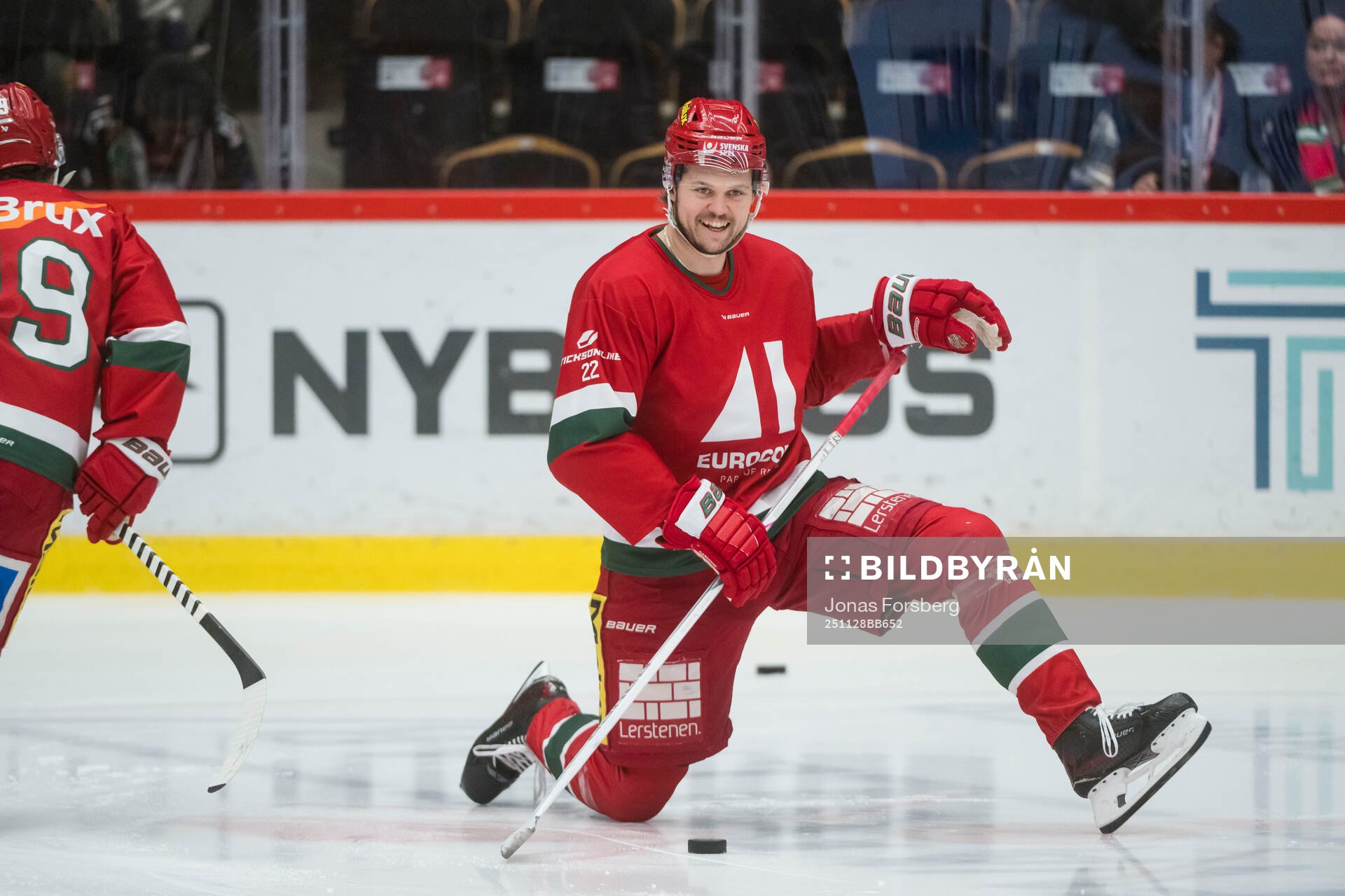 Modos Måns Carlsson innan ishockeymatchen i