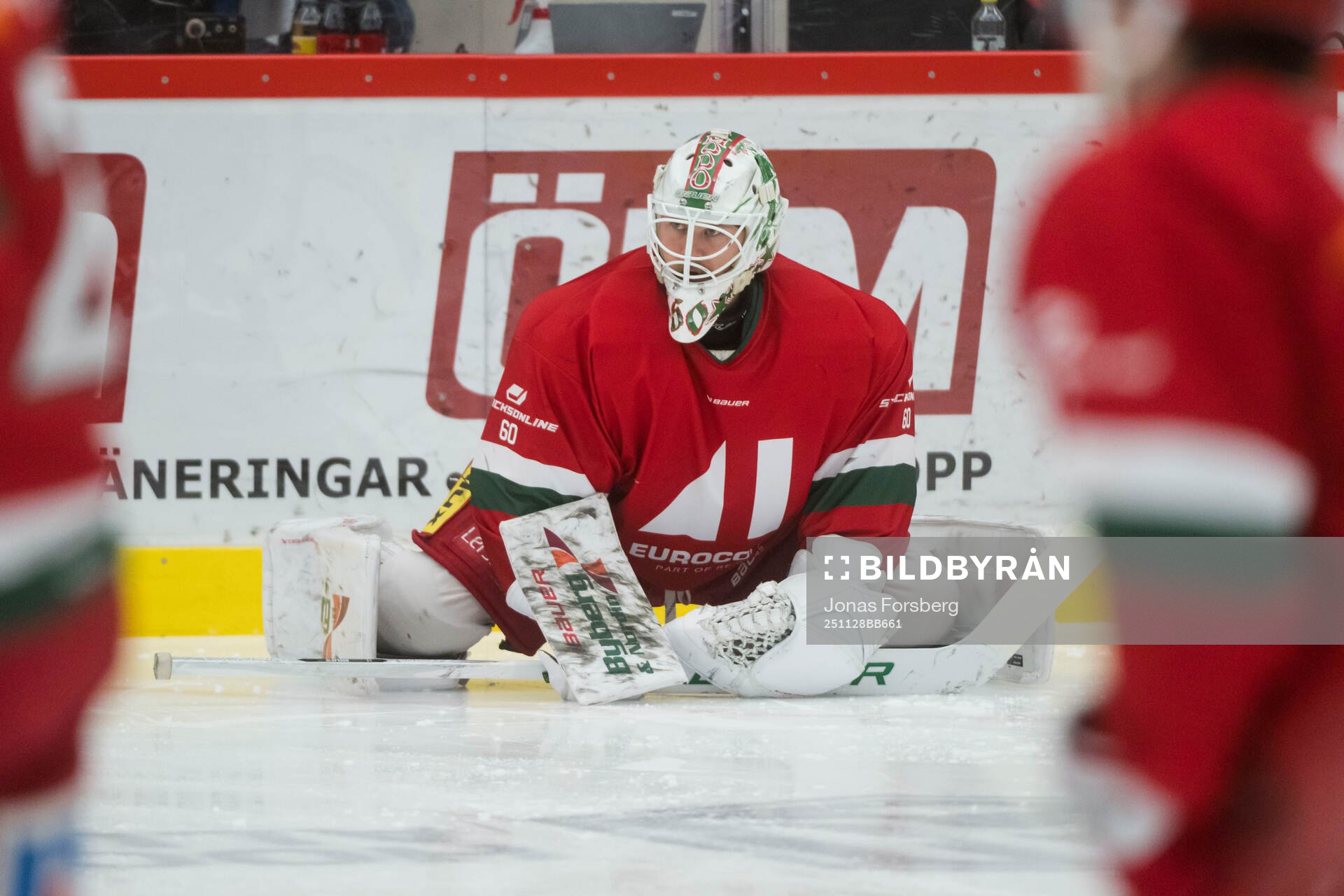 Modos målvakt Edvin Olofsson innan ishockeymatchen i
