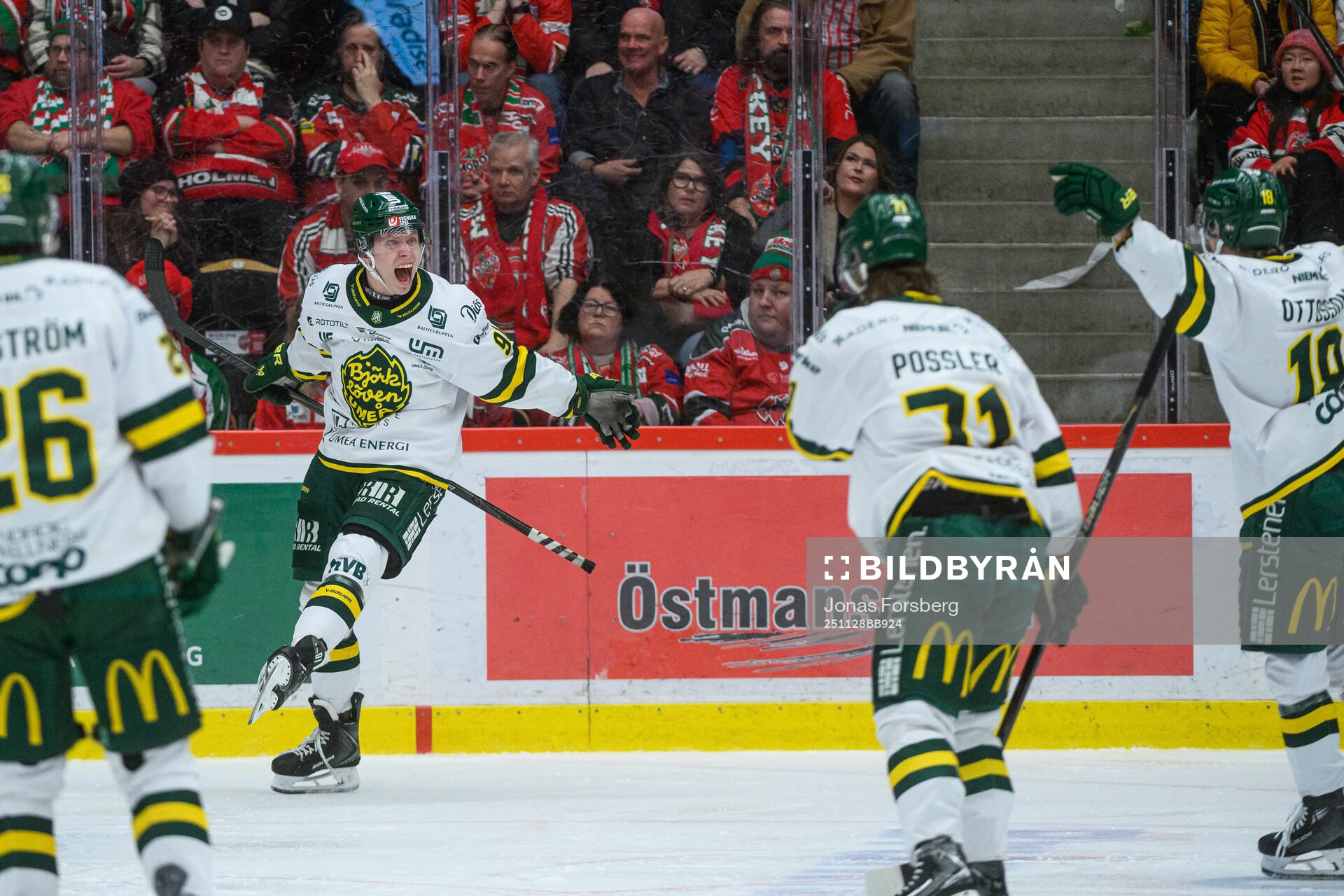 Björklövens Oscar Tellström jublar
