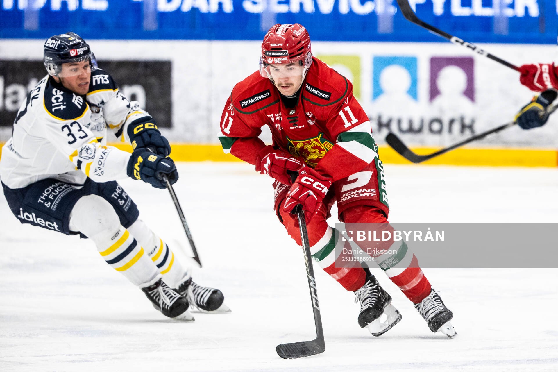 Södertäljes Måns Lindbäck och ???under ishockeymatchen