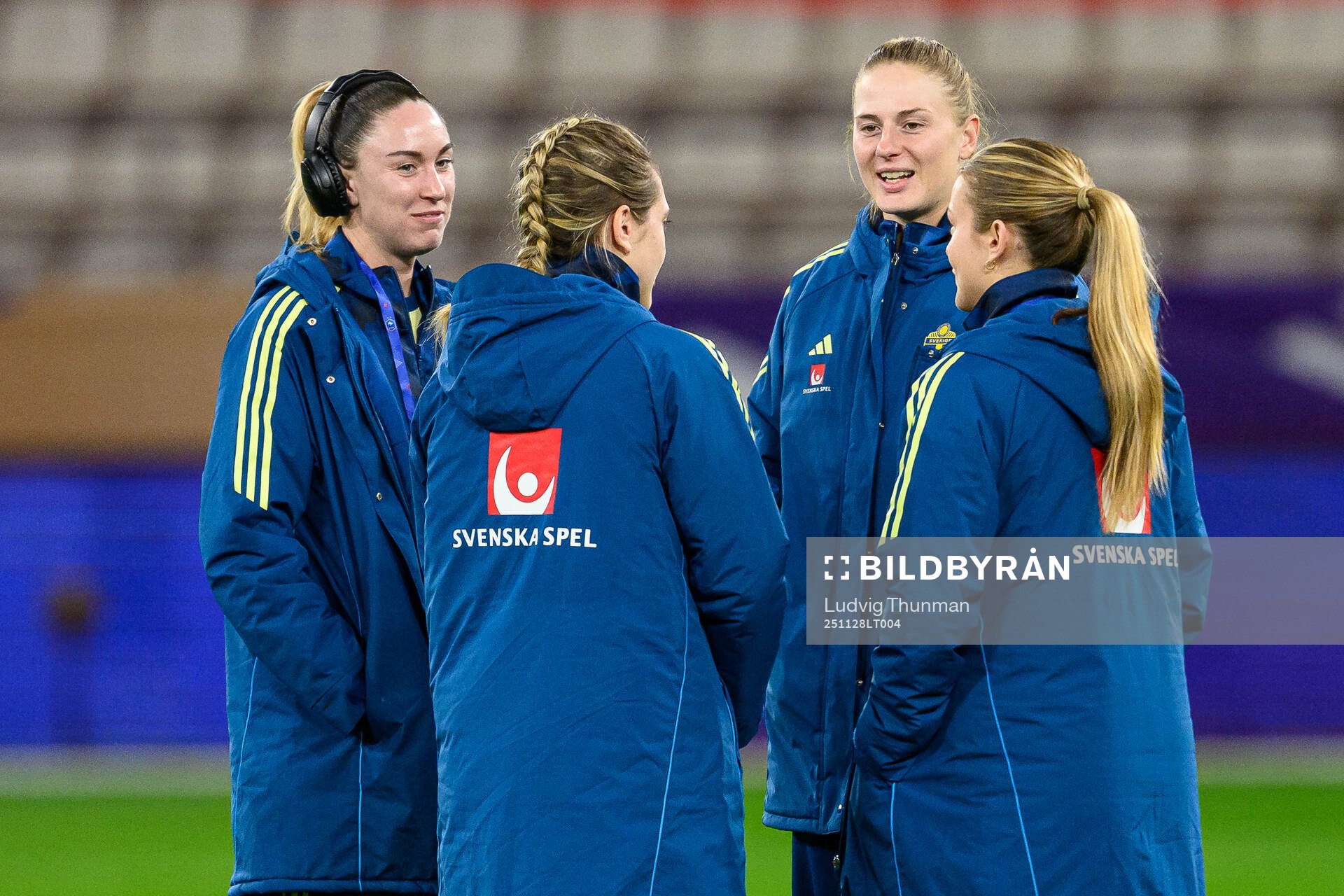 Goalkeeper Moa Öhman and goalkeeper Tove Enblom of Sweden