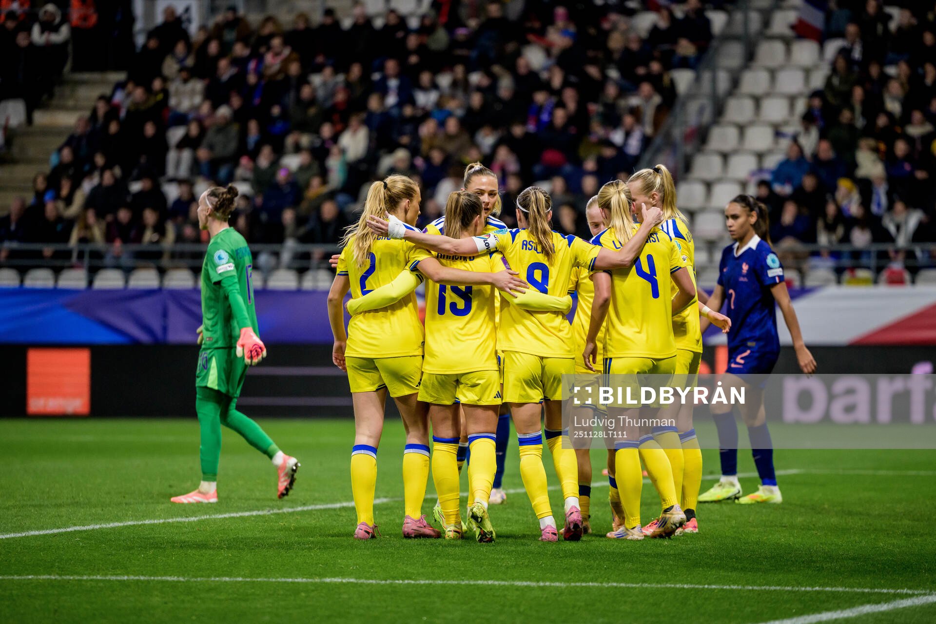 Stina Blackstenius of Sweden celebrate with teammates