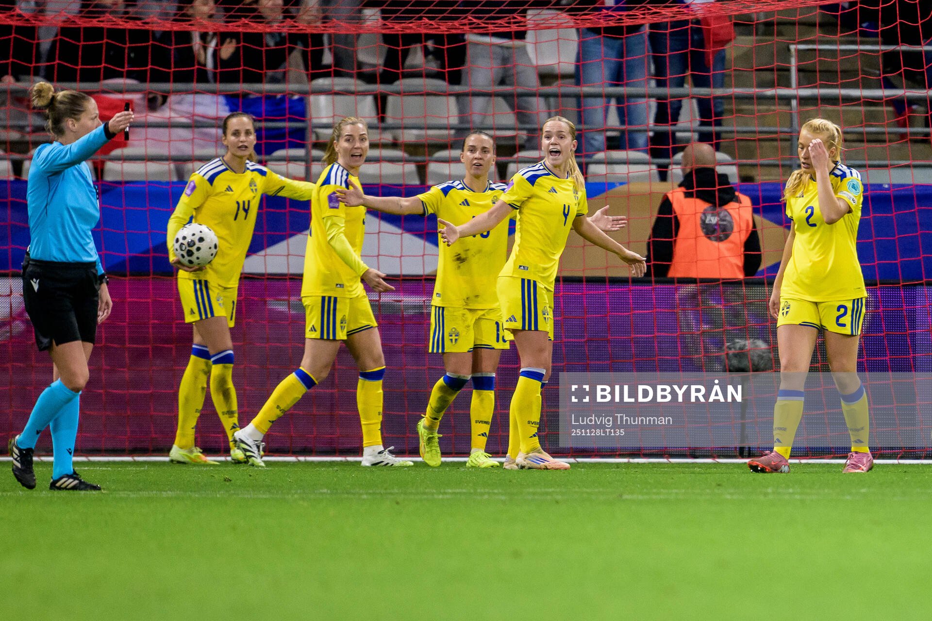 Players of Sweden react