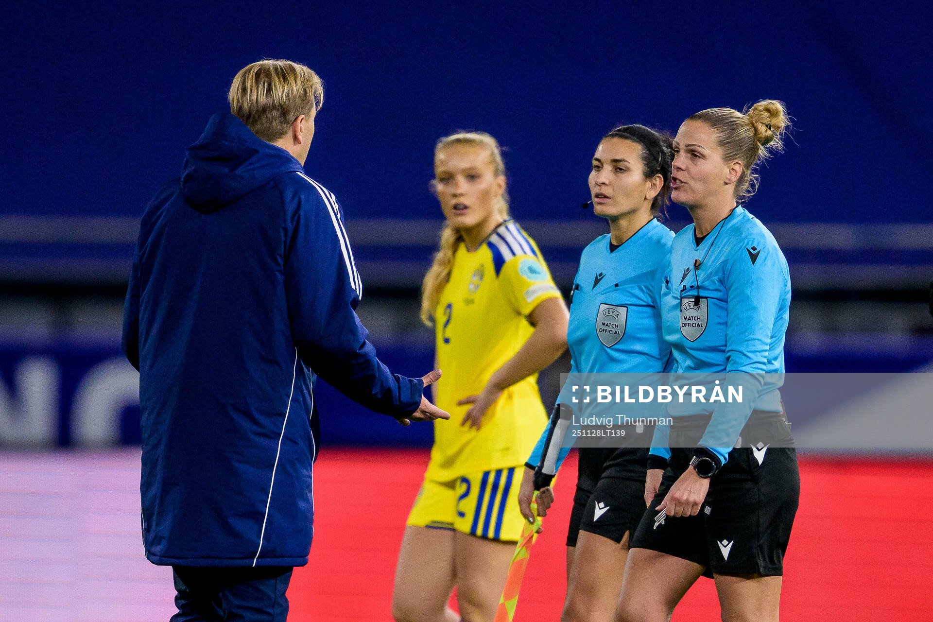 Head coach Tony Gustavsson of Sweden in a discussion with